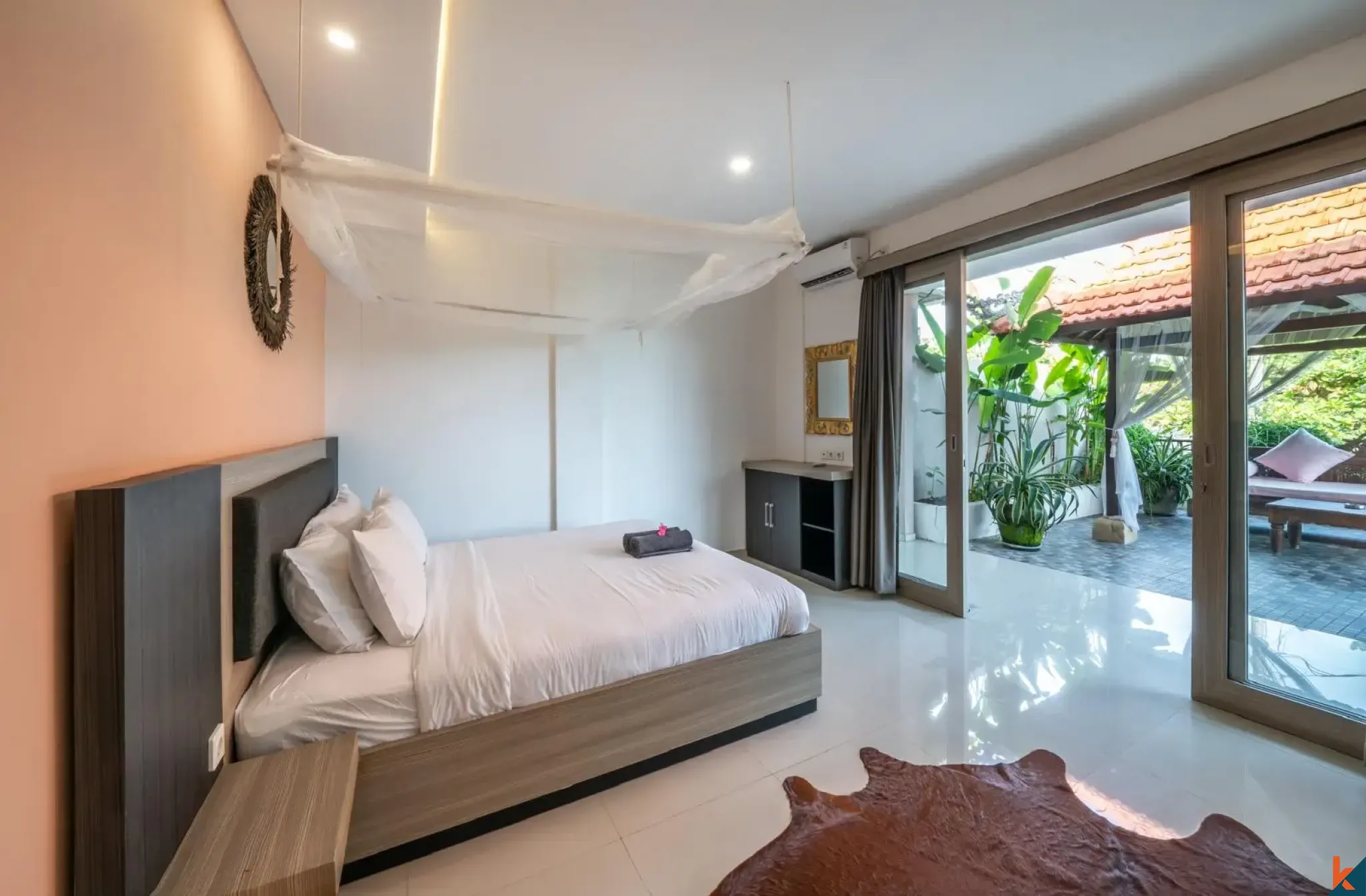 Villa moderne de 4 chambres en bail emphytéotique à vendre à Seminyak avec piscine et gazebo à l'étage