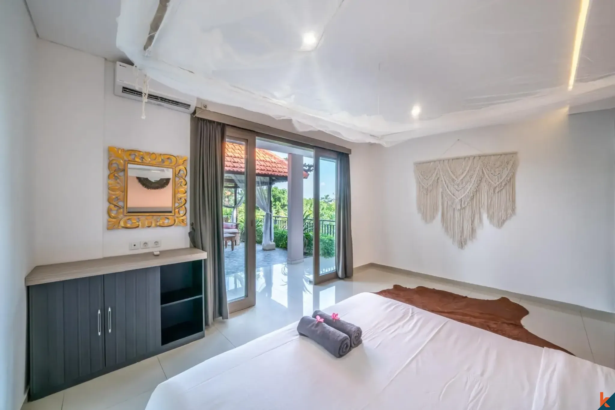 Villa moderne de 4 chambres en bail emphytéotique à vendre à Seminyak avec piscine et gazebo à l'étage