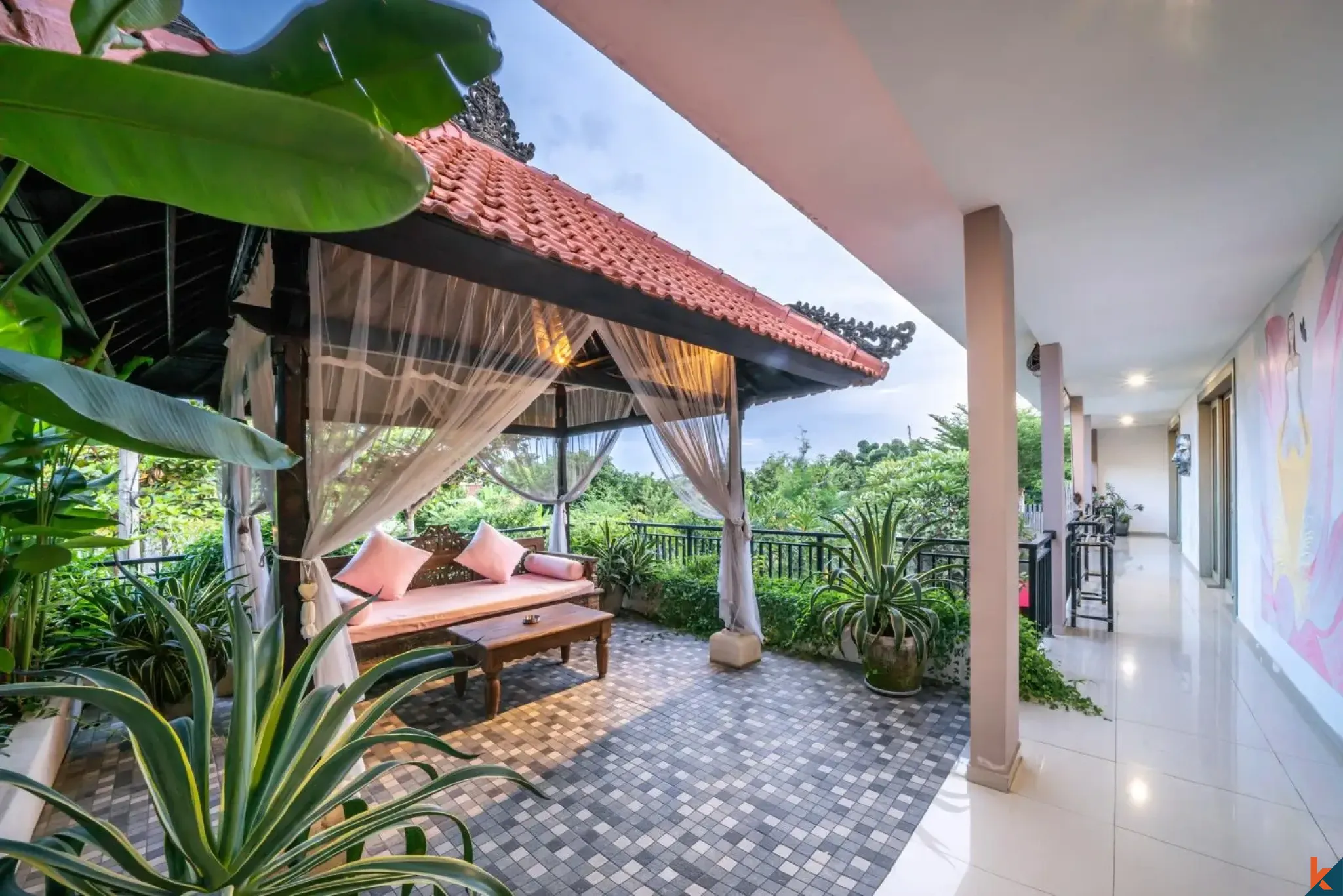 Villa moderne de 4 chambres en bail emphytéotique à vendre à Seminyak avec piscine et gazebo à l'étage
