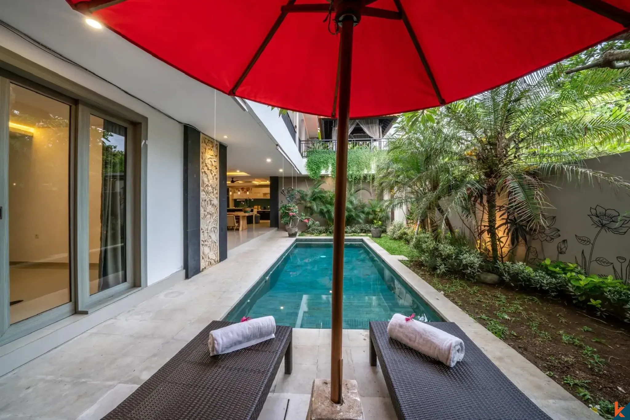 Villa moderne de 4 chambres en bail emphytéotique à vendre à Seminyak avec piscine et gazebo à l'étage