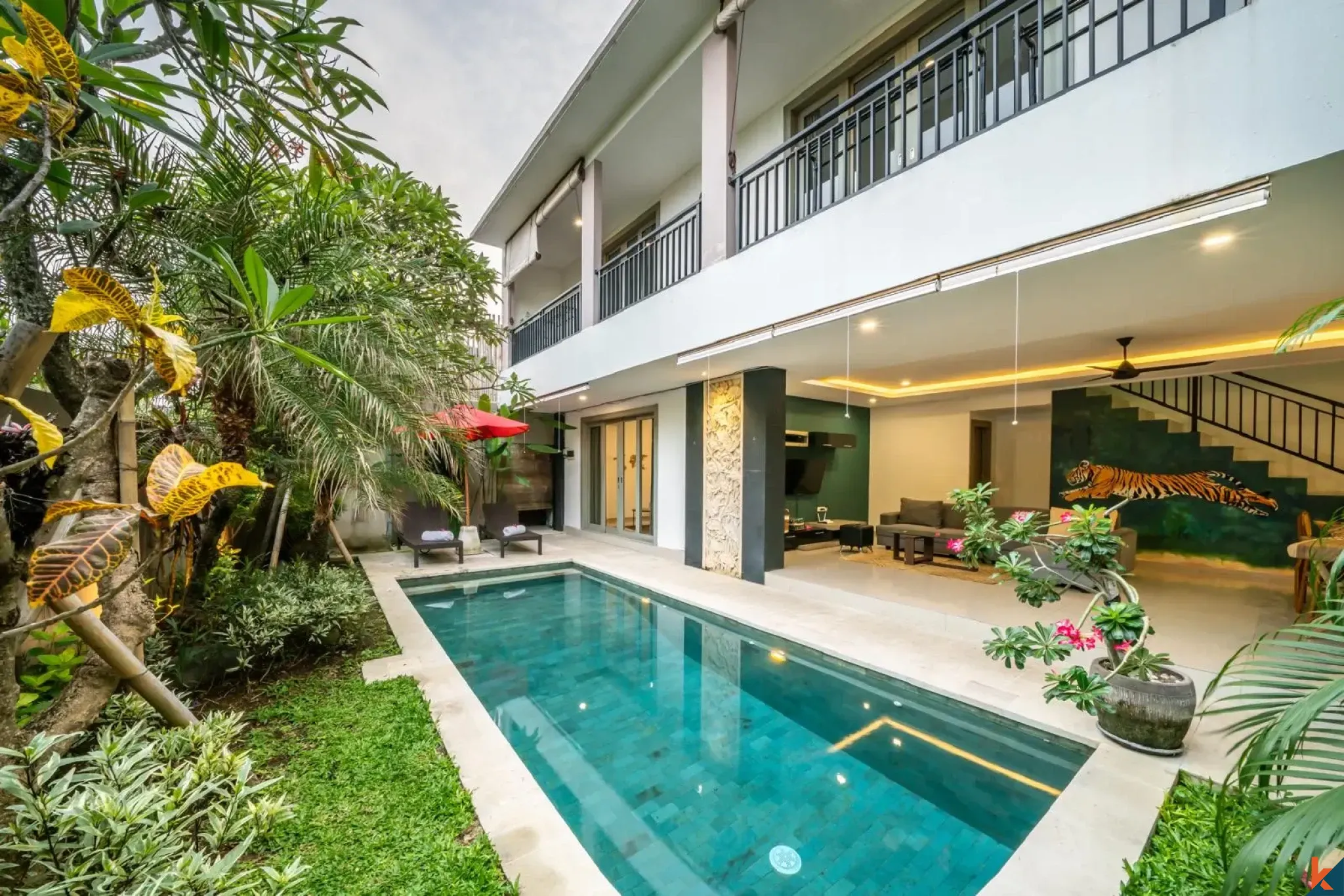 Villa moderne de 4 chambres en bail emphytéotique à vendre à Seminyak avec piscine et gazebo à l'étage