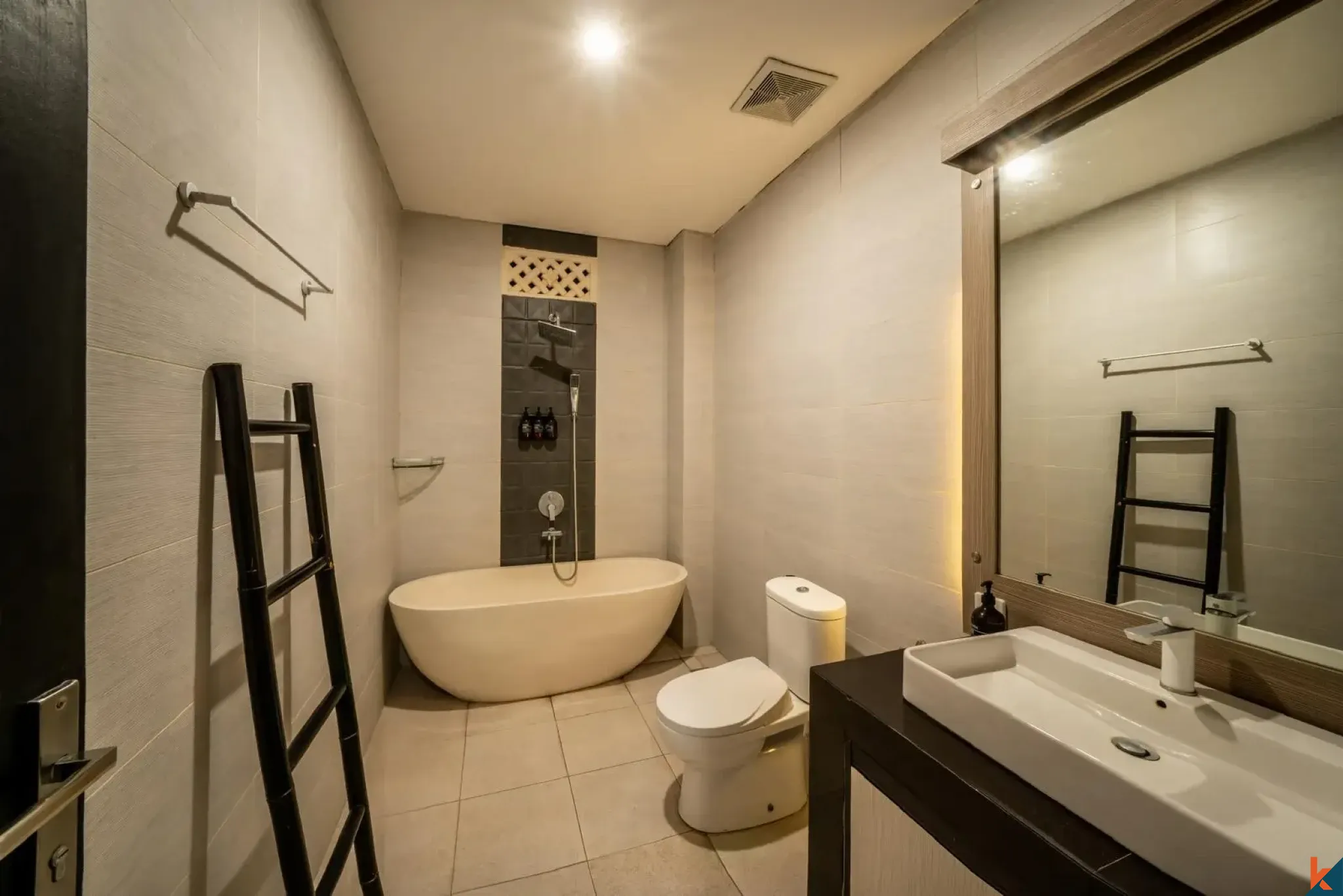 Villa moderne de 4 chambres en bail emphytéotique à vendre à Seminyak avec piscine et gazebo à l'étage