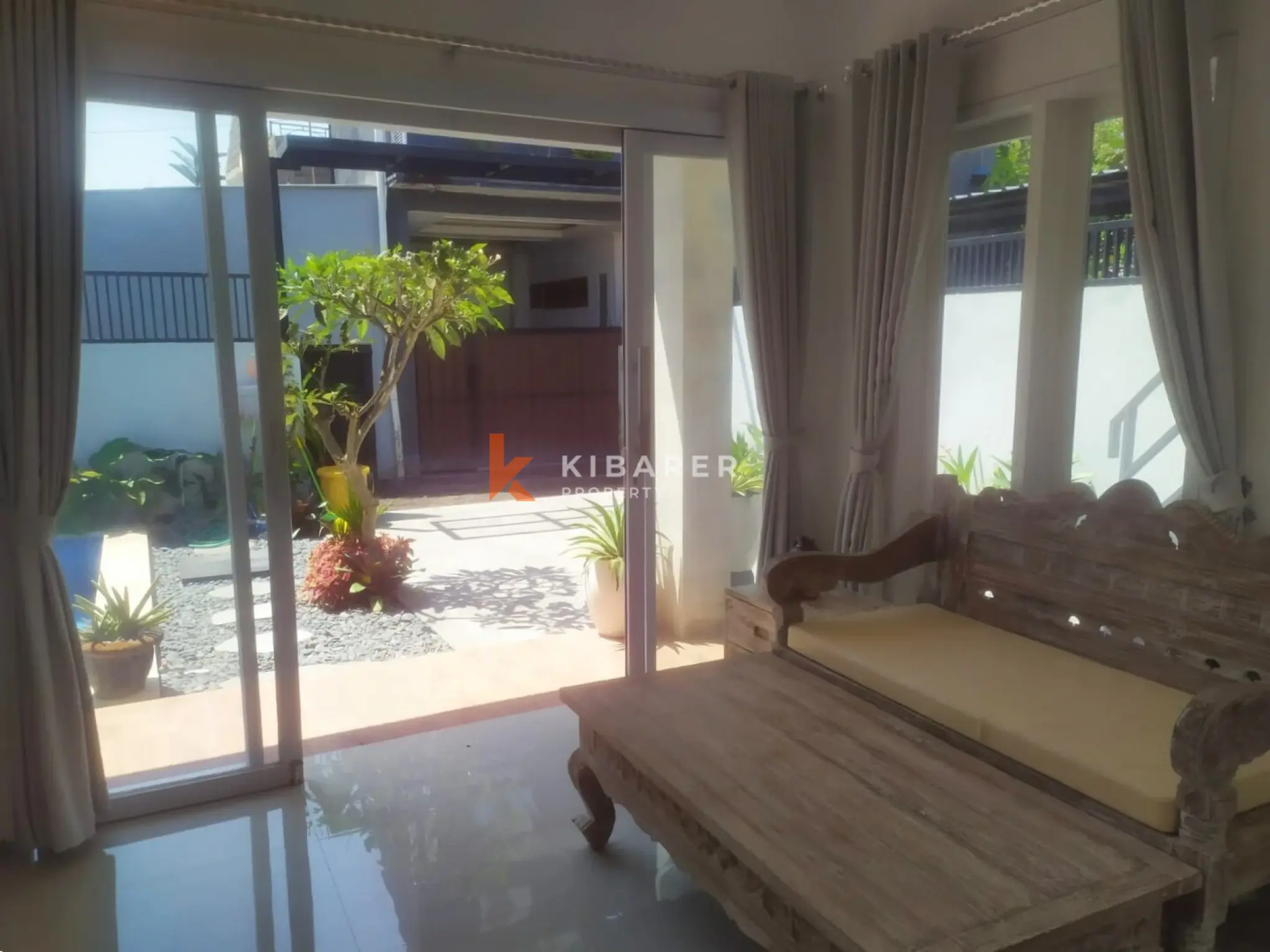 Vila Menawan dengan Dua Kamar Tidur dan Area Rooftop di Sanur