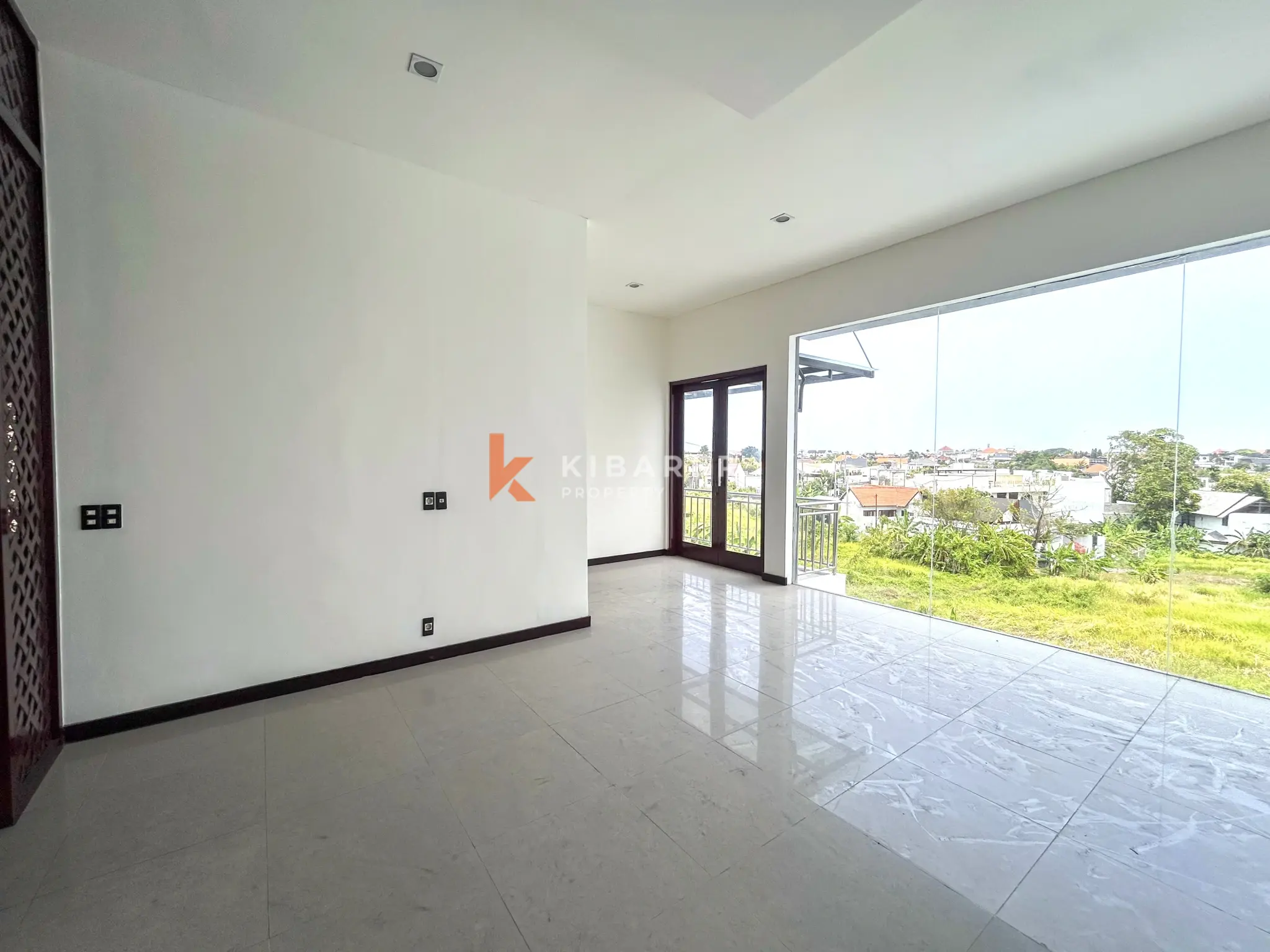 Villa Dua Lantai Luas dengan Tiga Kamar Tidur dan Ruang Tamu Tertutup di Umalas
