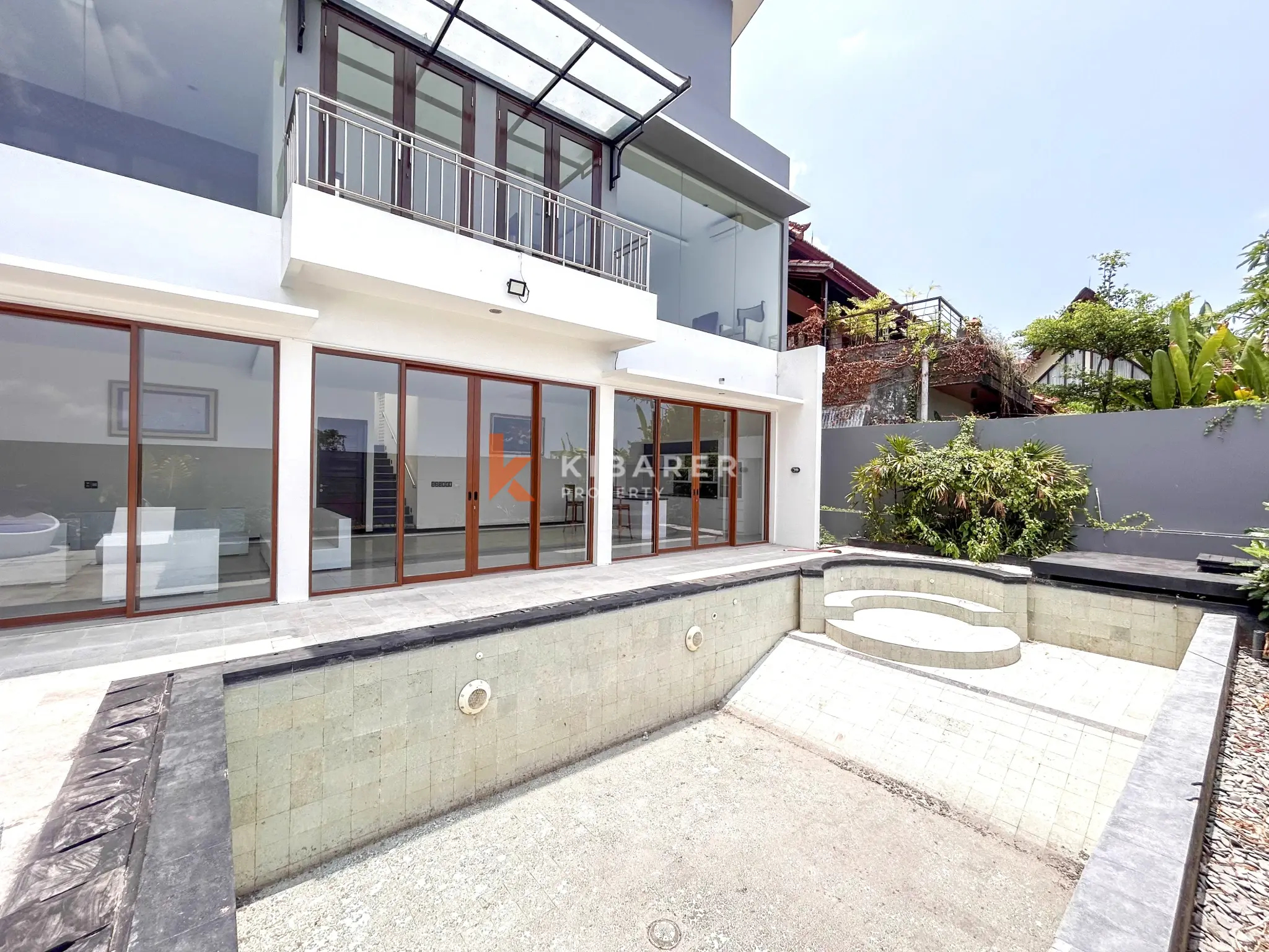 Villa Dua Lantai Luas dengan Tiga Kamar Tidur dan Ruang Tamu Tertutup di Umalas