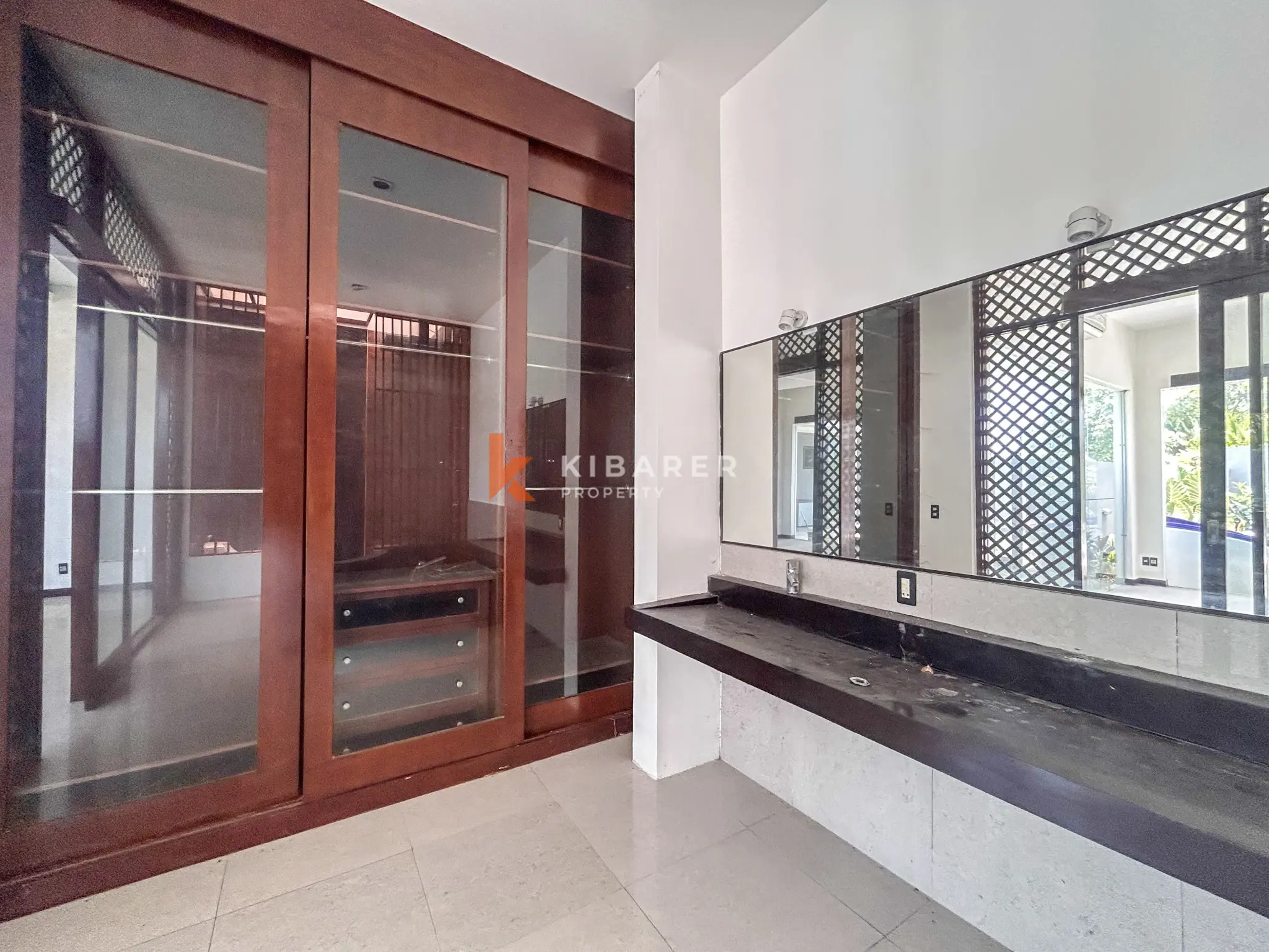 Villa Dua Lantai Luas dengan Tiga Kamar Tidur dan Ruang Tamu Tertutup di Umalas