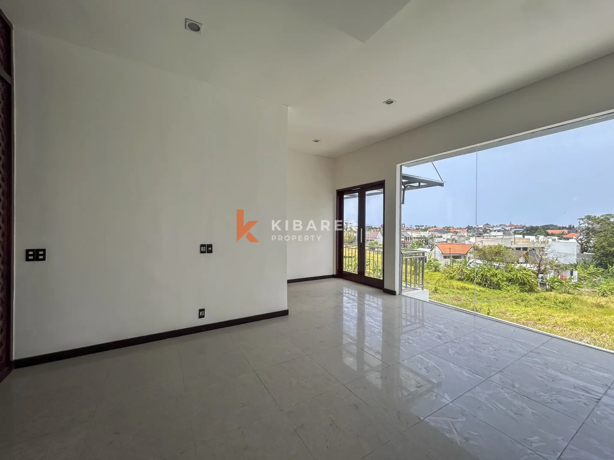 Villa Dua Lantai Luas dengan Tiga Kamar Tidur dan Ruang Tamu Tertutup di Umalas