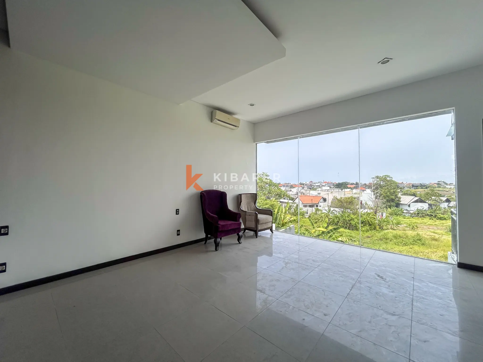 Villa Dua Lantai Luas dengan Tiga Kamar Tidur dan Ruang Tamu Tertutup di Umalas