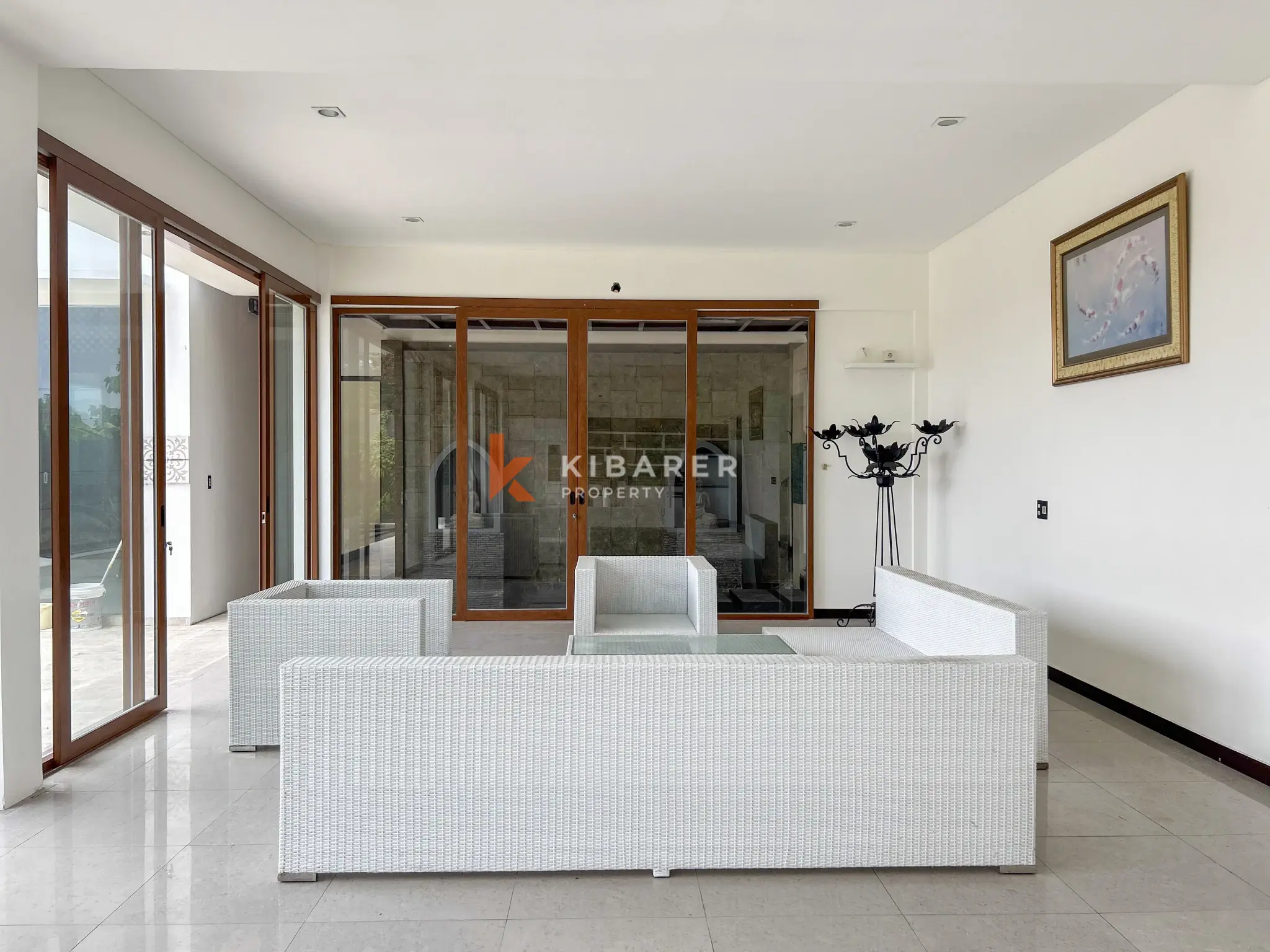 Villa Dua Lantai Luas dengan Tiga Kamar Tidur dan Ruang Tamu Tertutup di Umalas