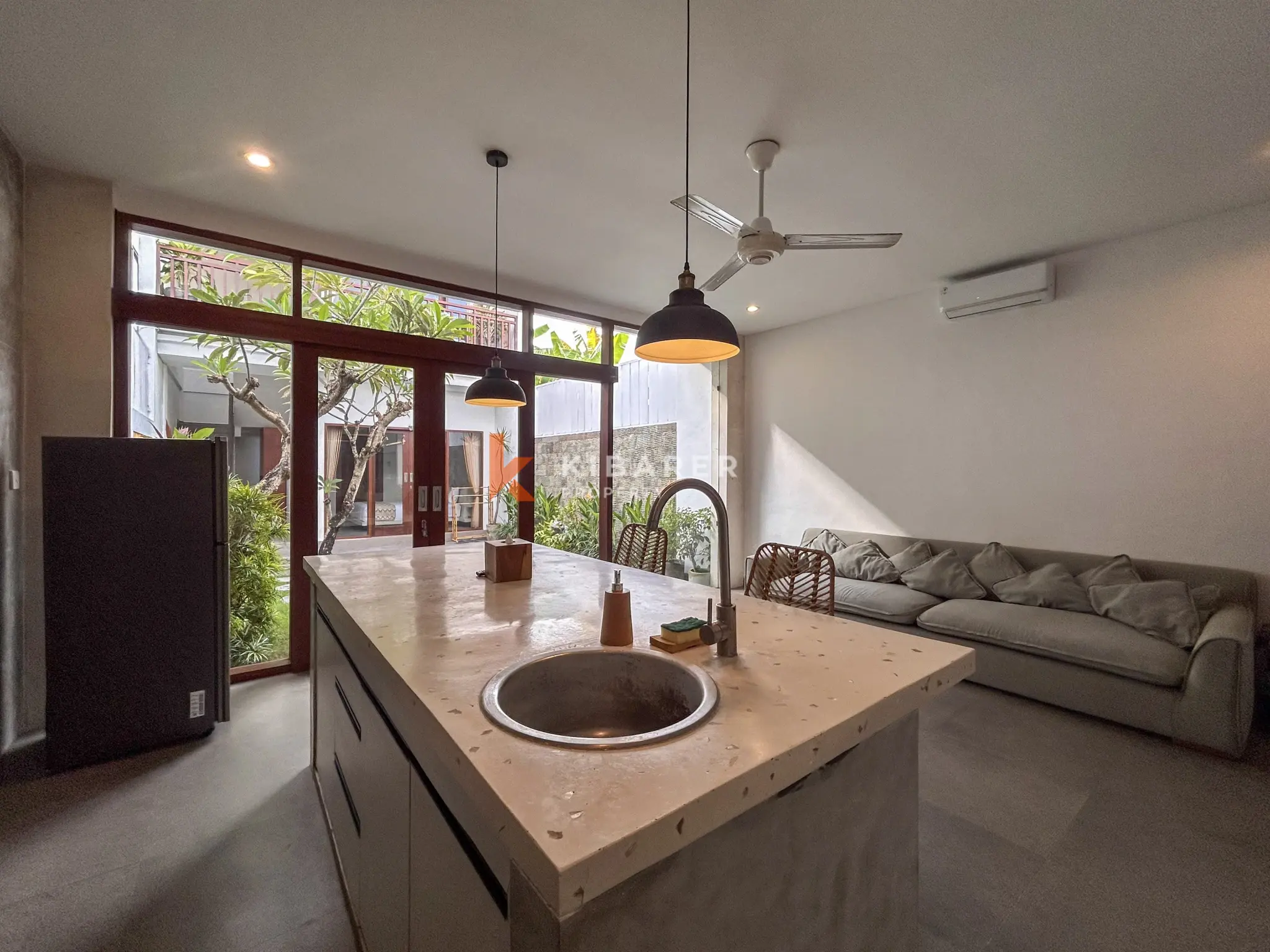 Villa Dua Kamar Tidur Bergaya dengan Kolam Renang Pribadi dan Ruang Tamu Tertutup di Tumbak Bayuh