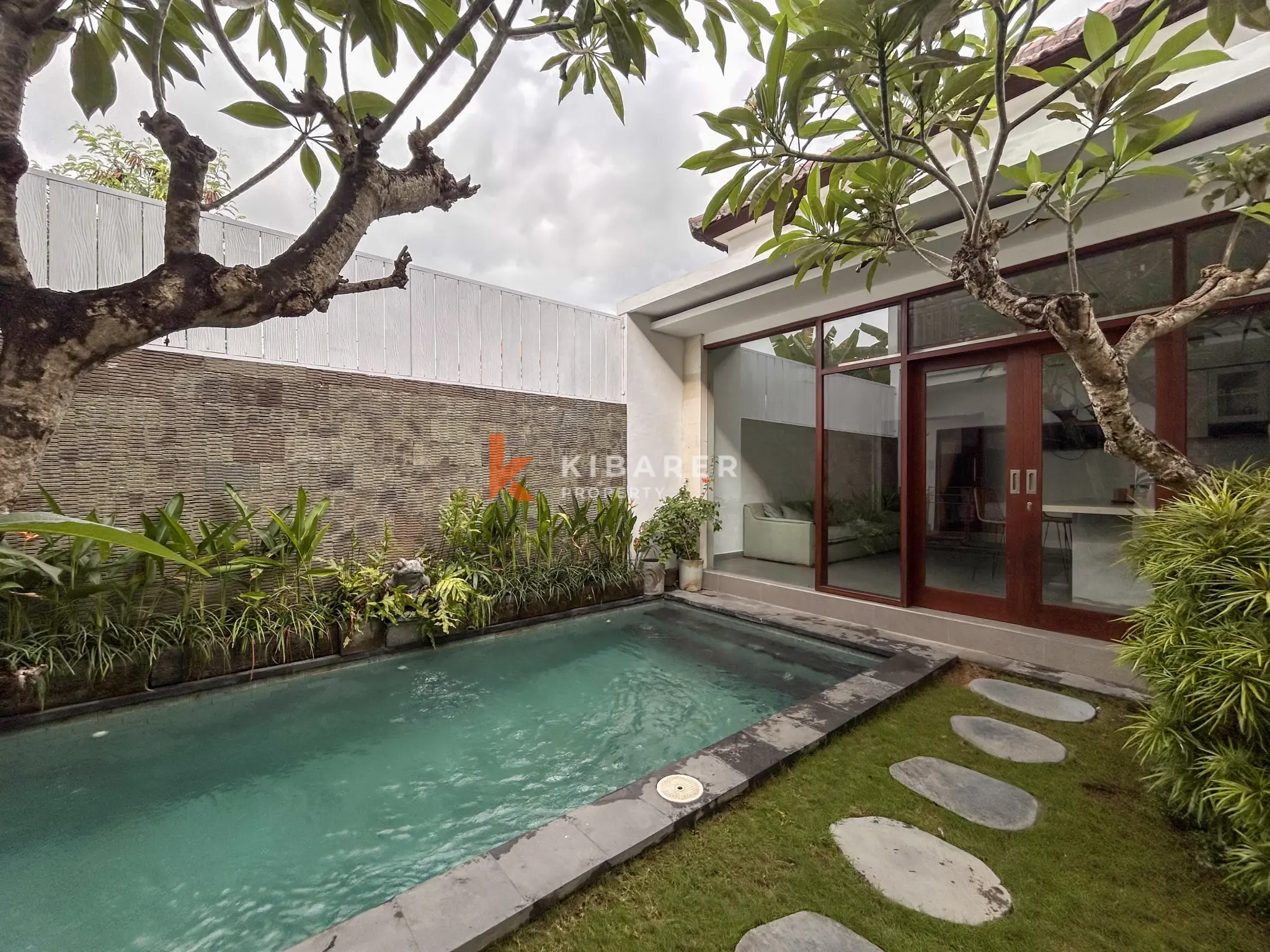 Villa Dua Kamar Tidur Bergaya dengan Kolam Renang Pribadi dan Ruang Tamu Tertutup di Tumbak Bayuh