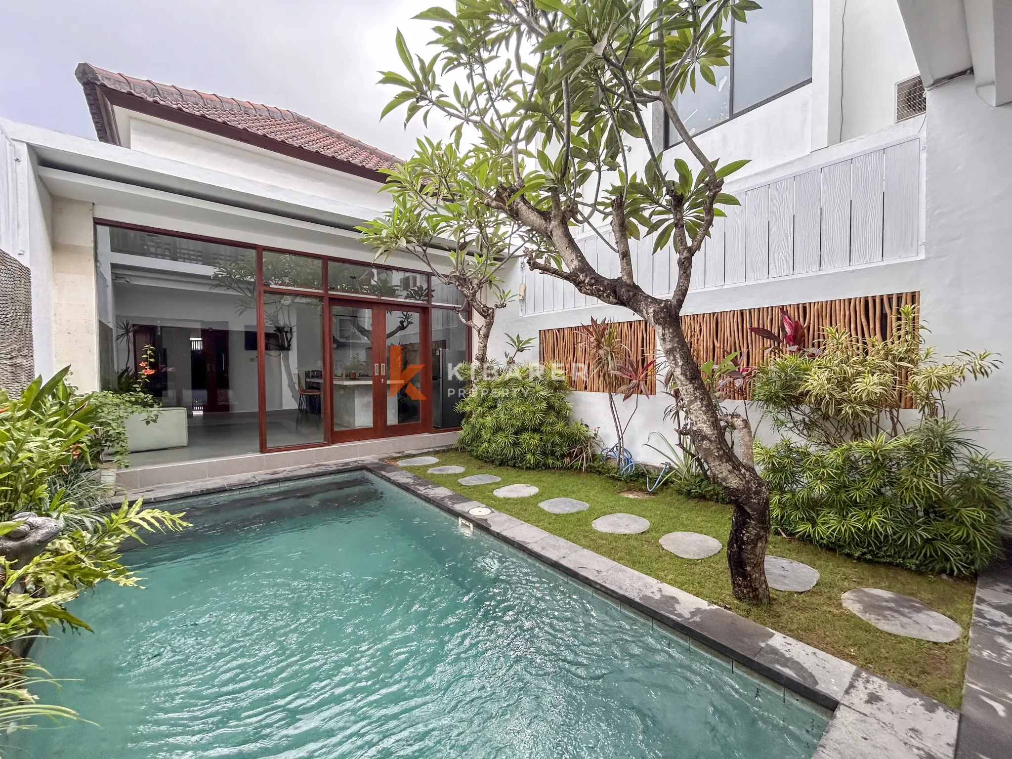 Villa Dua Kamar Tidur Bergaya dengan Kolam Renang Pribadi dan Ruang Tamu Tertutup di Tumbak Bayuh