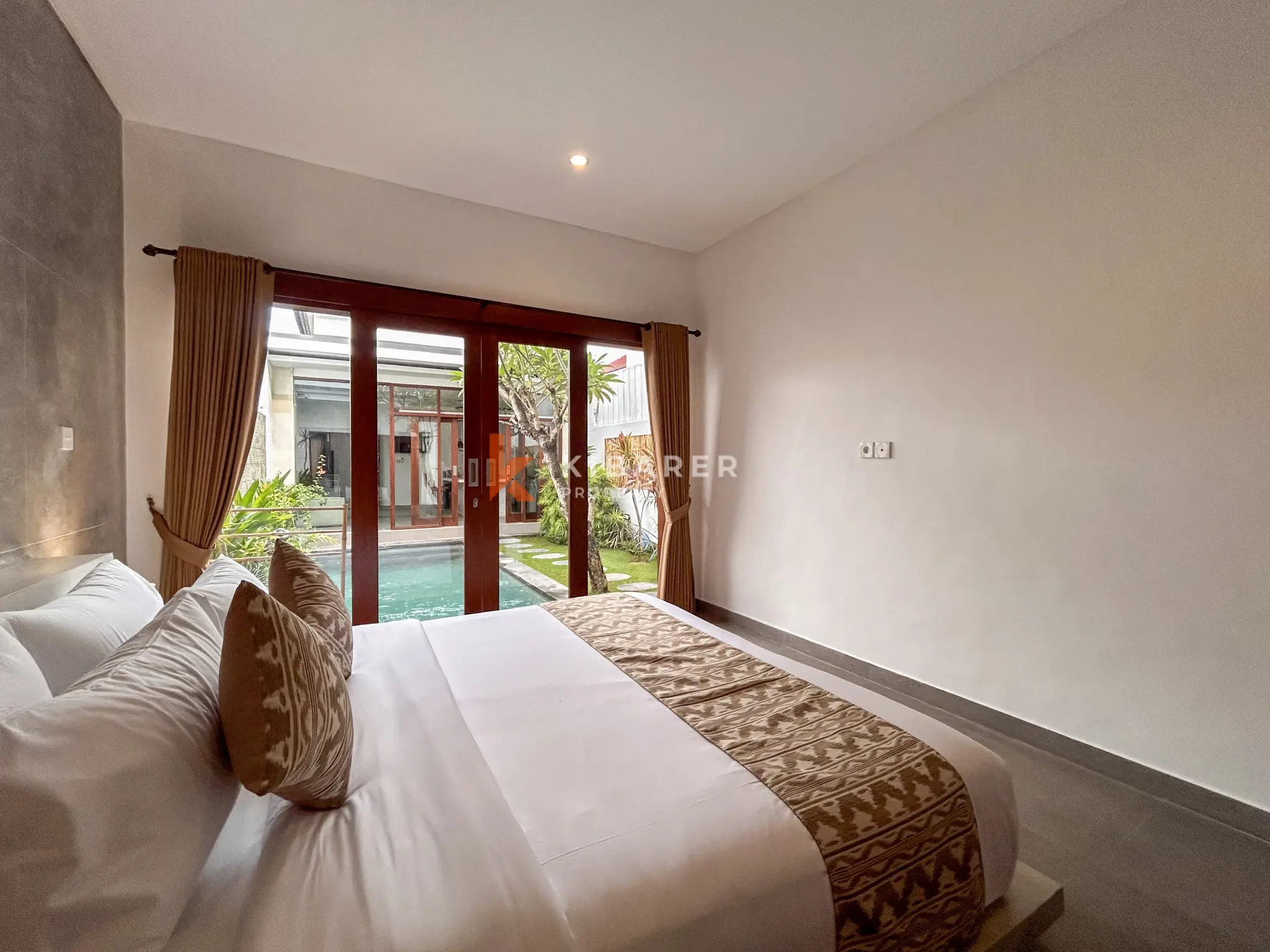 Villa Dua Kamar Tidur Bergaya dengan Kolam Renang Pribadi dan Ruang Tamu Tertutup di Tumbak Bayuh