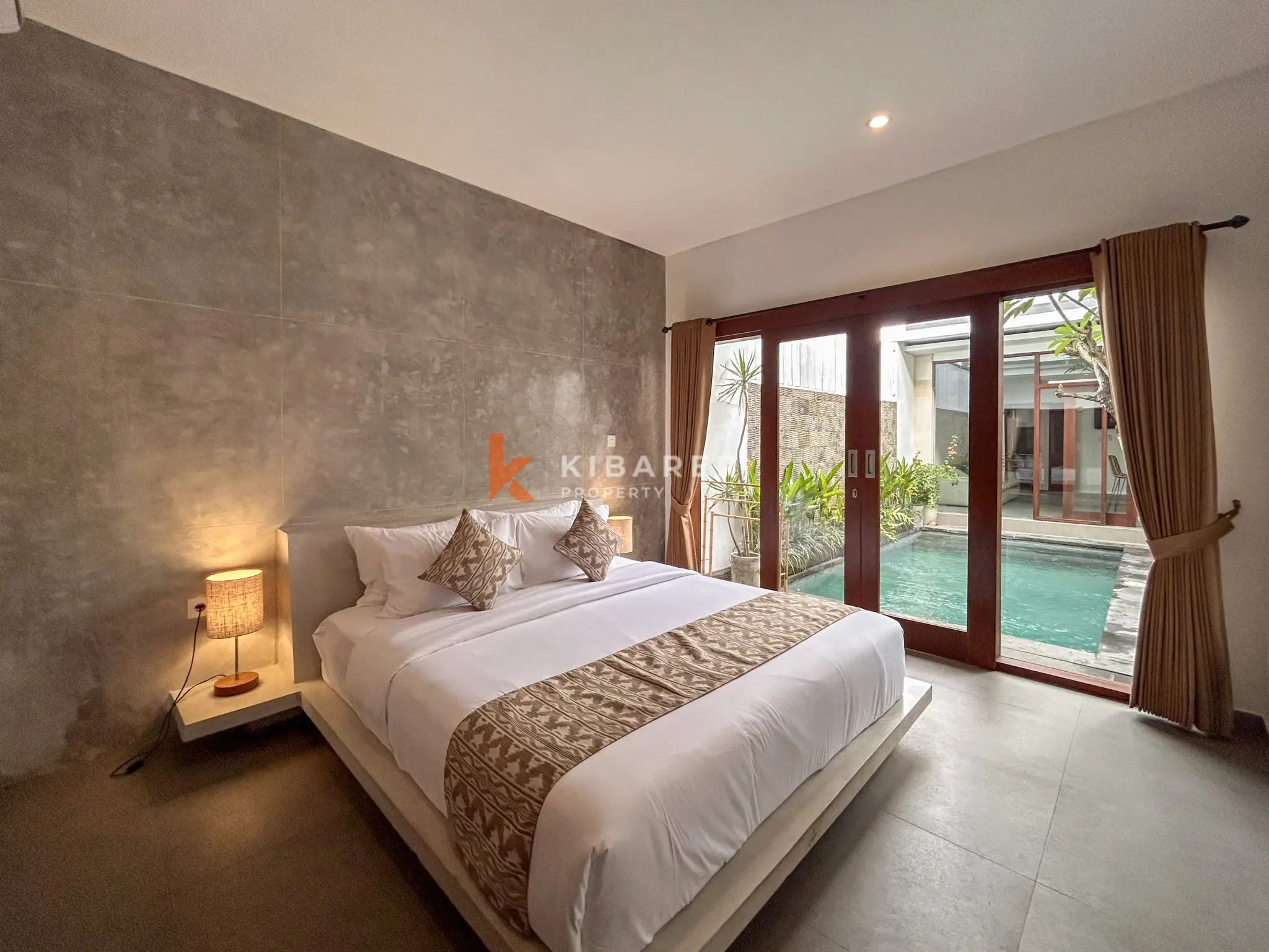 Villa Dua Kamar Tidur Bergaya dengan Kolam Renang Pribadi dan Ruang Tamu Tertutup di Tumbak Bayuh