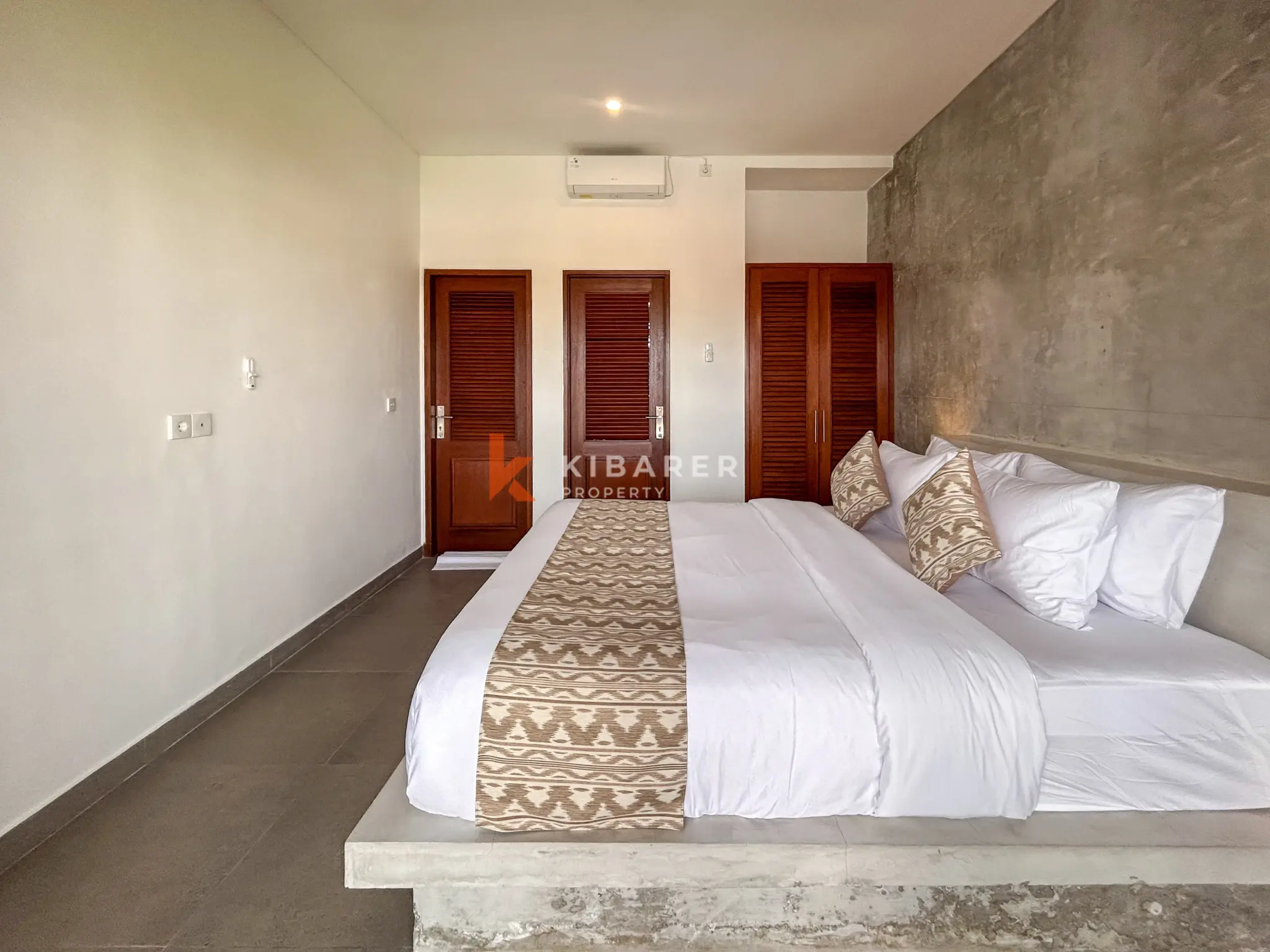 Villa Dua Kamar Tidur Bergaya dengan Kolam Renang Pribadi dan Ruang Tamu Tertutup di Tumbak Bayuh