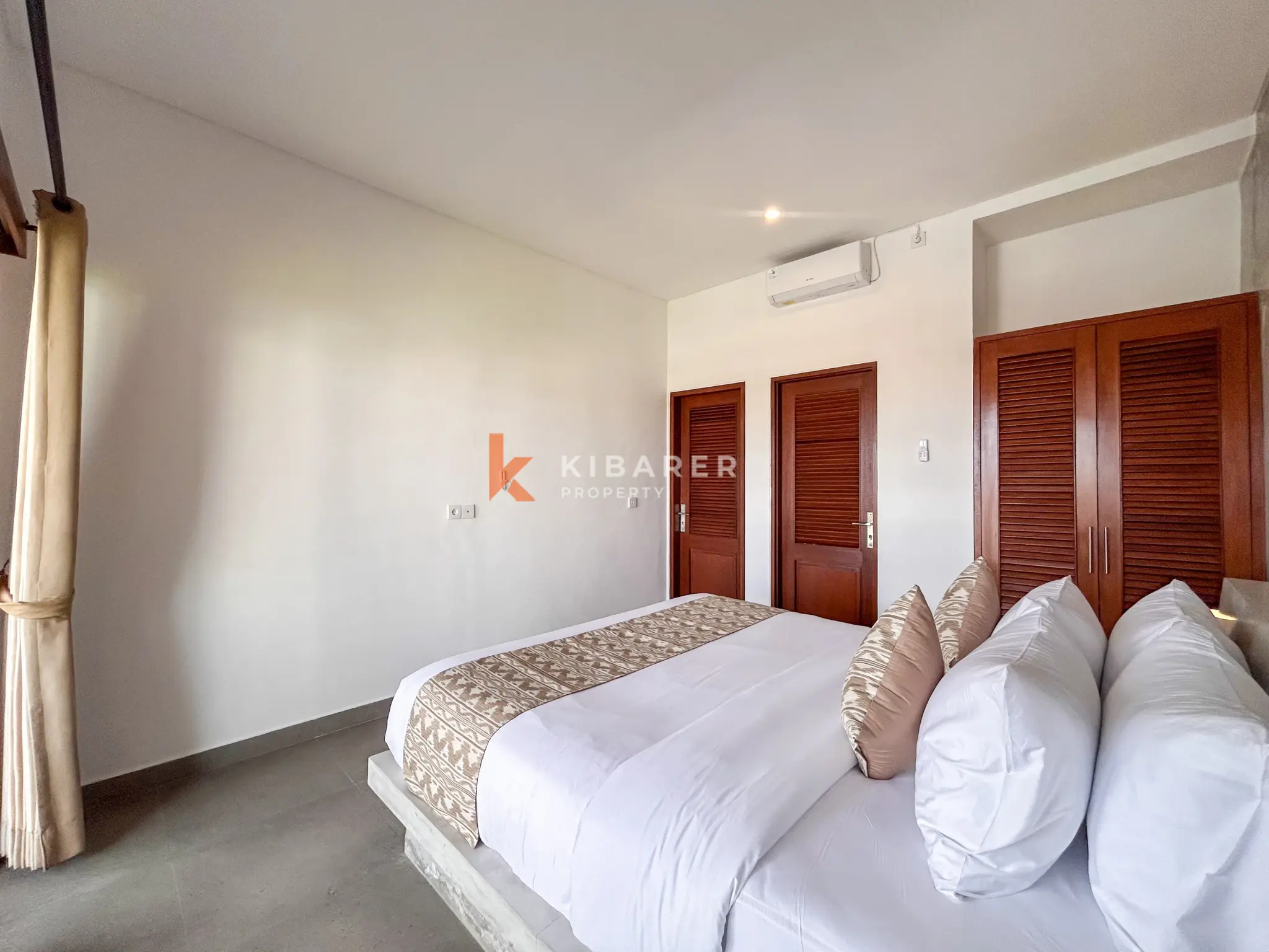 Villa Dua Kamar Tidur Bergaya dengan Kolam Renang Pribadi dan Ruang Tamu Tertutup di Tumbak Bayuh