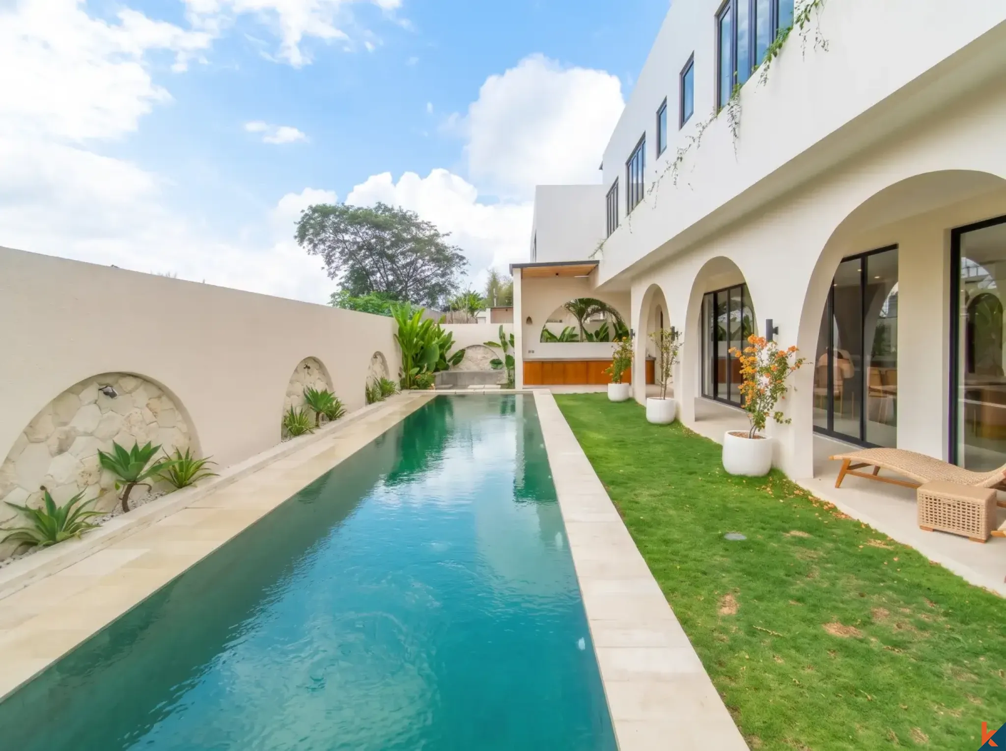 Villa neuve de quatre chambres en bail emphytéotique dans le quartier d'East Seminyak