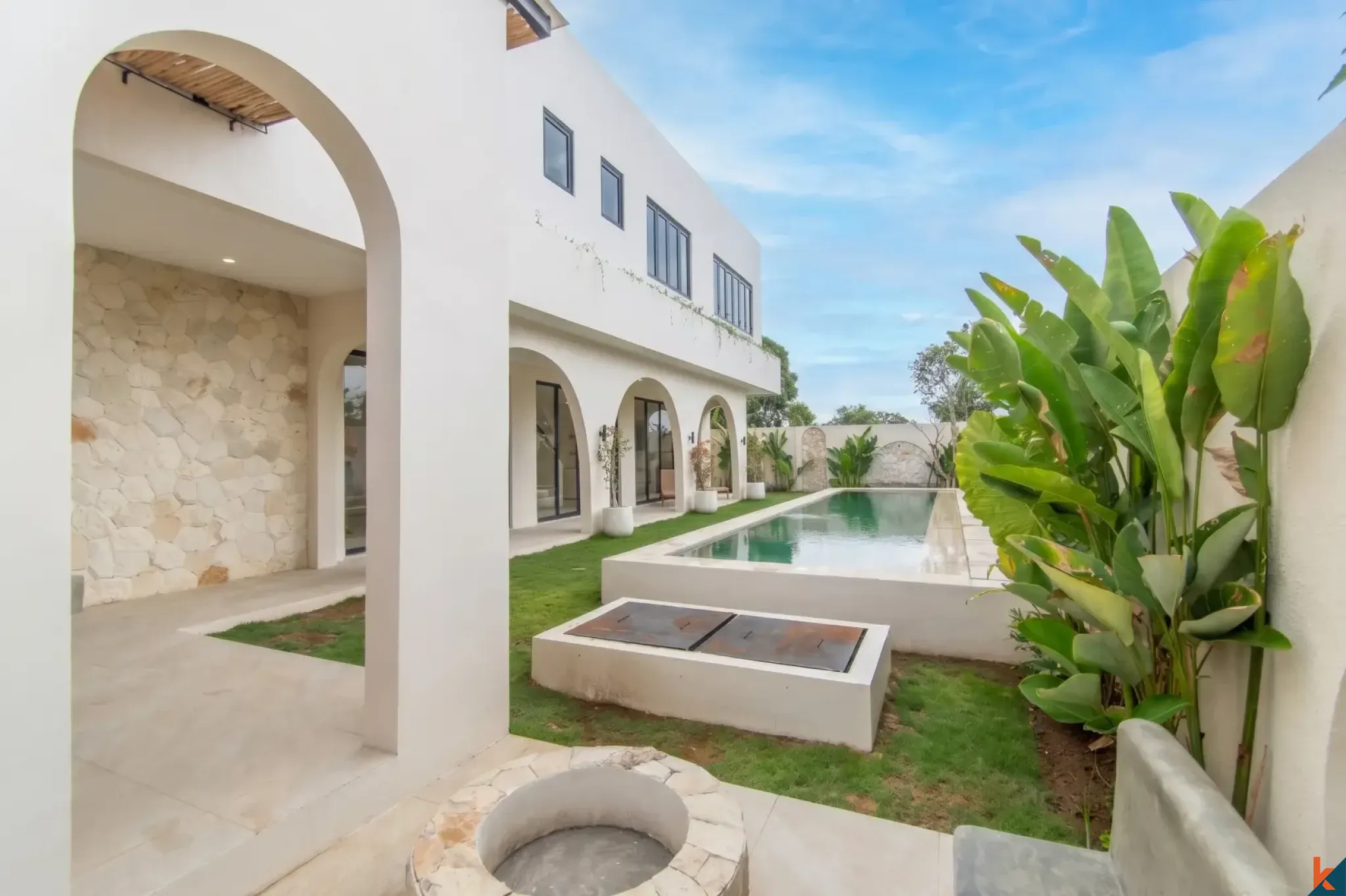 Villa neuve de quatre chambres en bail emphytéotique dans le quartier d'East Seminyak