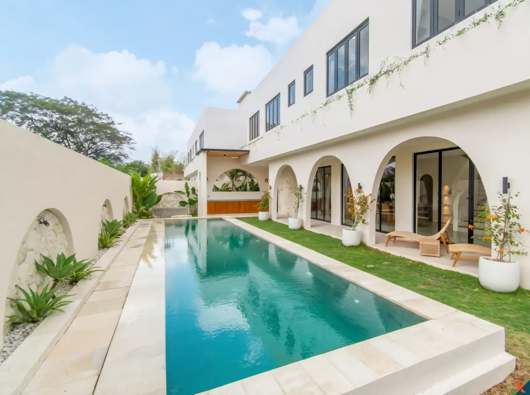 Villa neuve de quatre chambres en bail emphytéotique dans le quartier d'East Seminyak