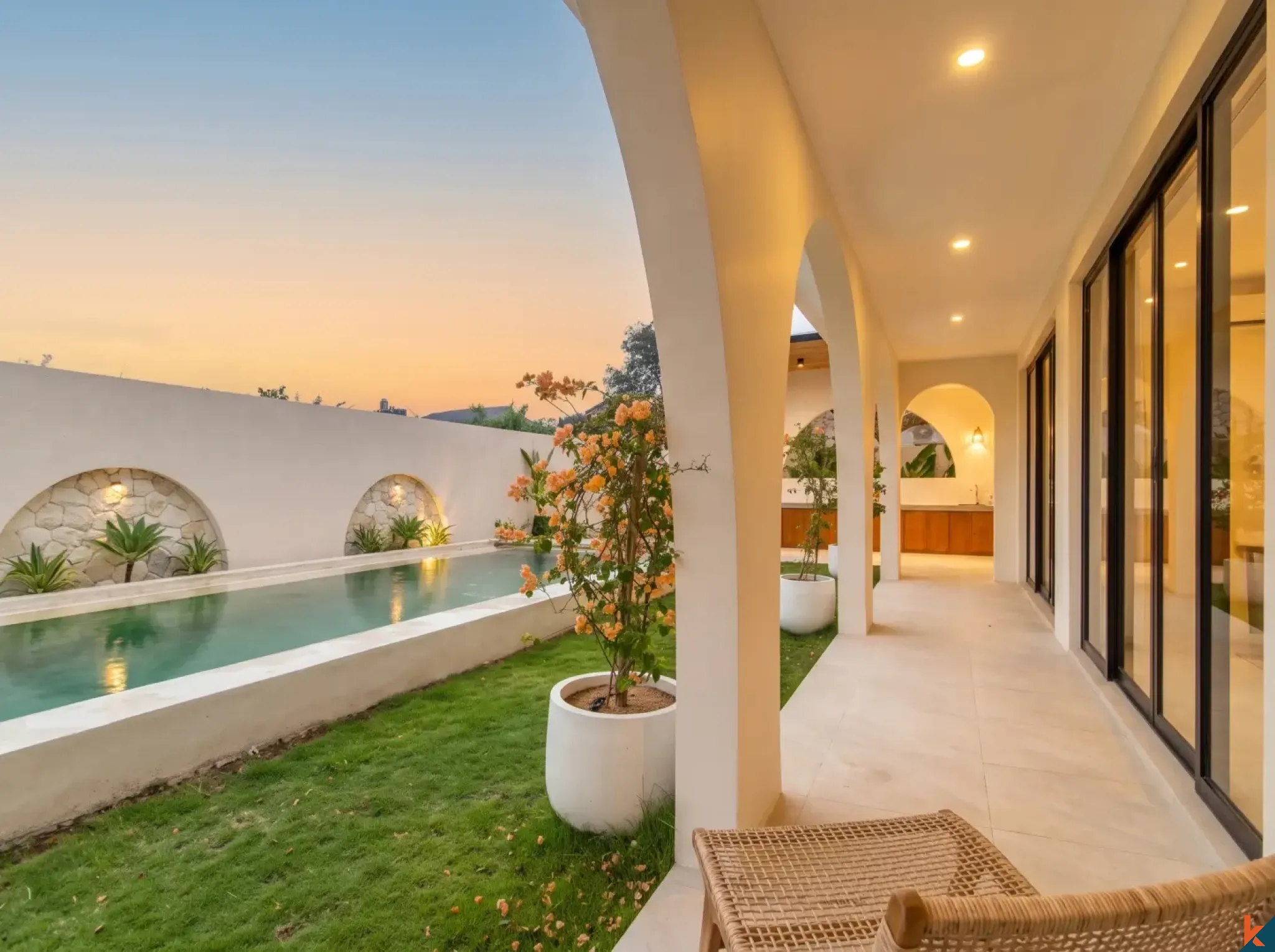 Villa neuve de quatre chambres en bail emphytéotique dans le quartier d'East Seminyak