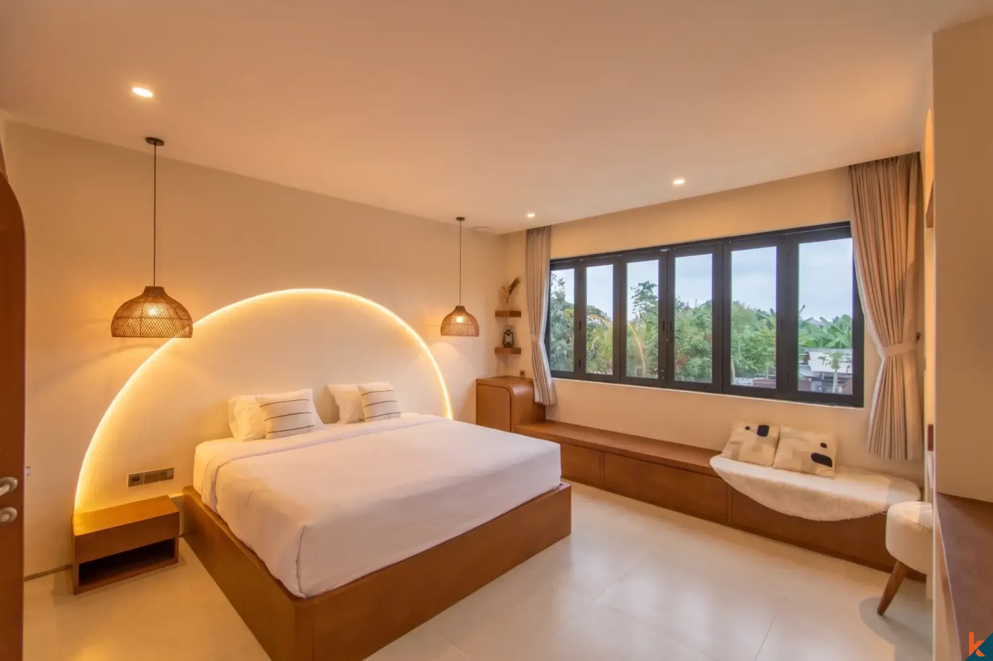 Villa neuve de quatre chambres en bail emphytéotique dans le quartier d'East Seminyak