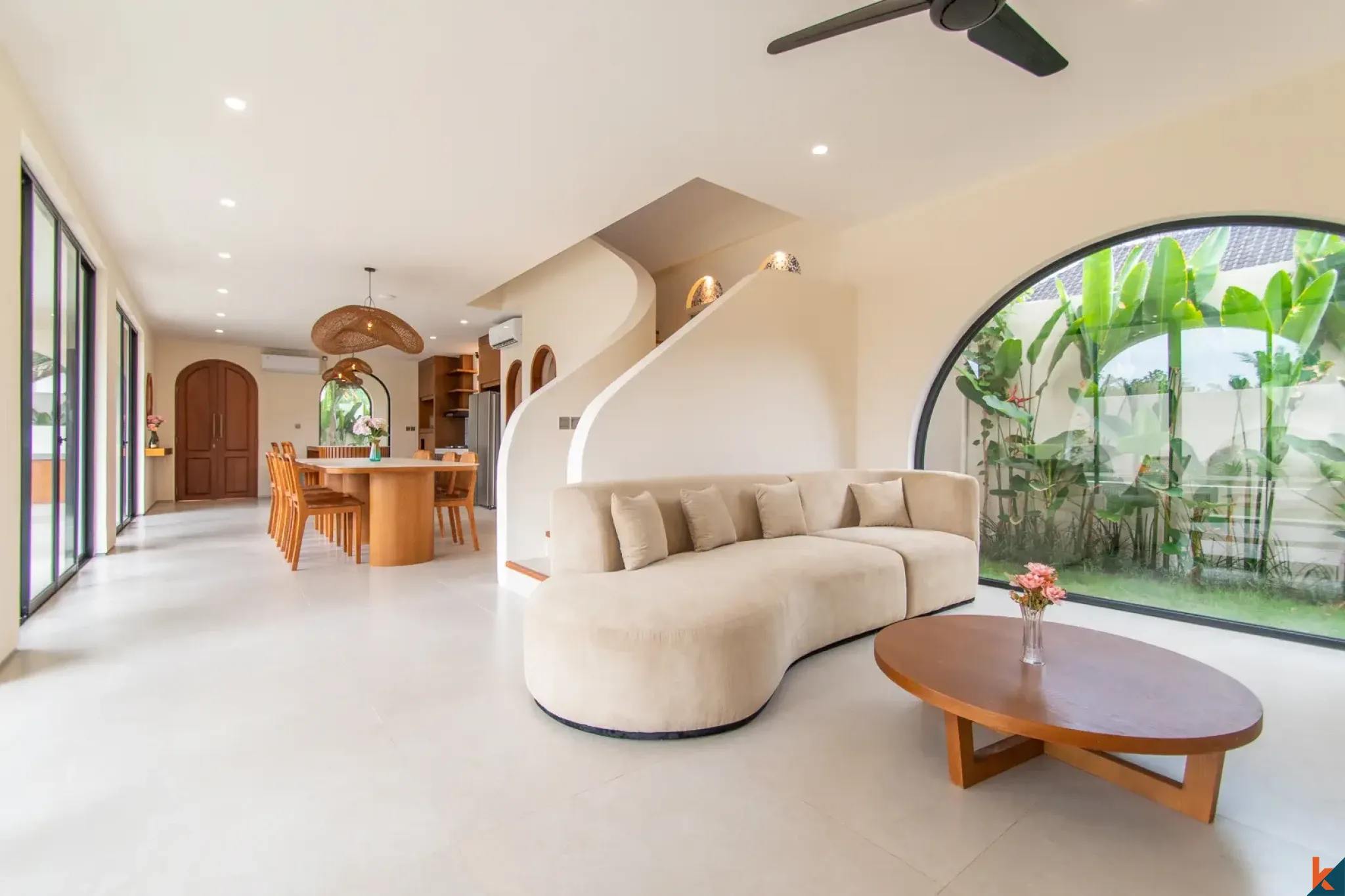 Villa neuve de quatre chambres en bail emphytéotique dans le quartier d'East Seminyak