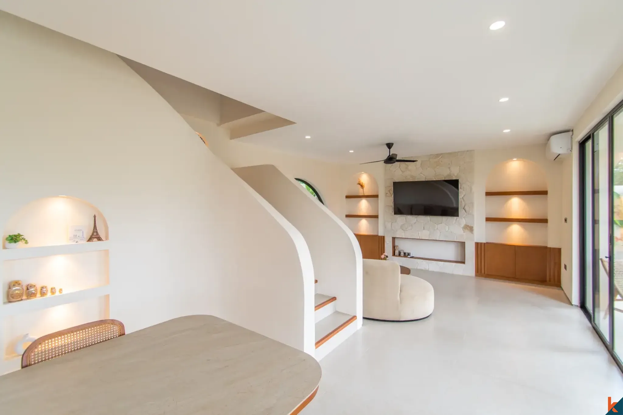 Villa neuve de quatre chambres en bail emphytéotique dans le quartier d'East Seminyak