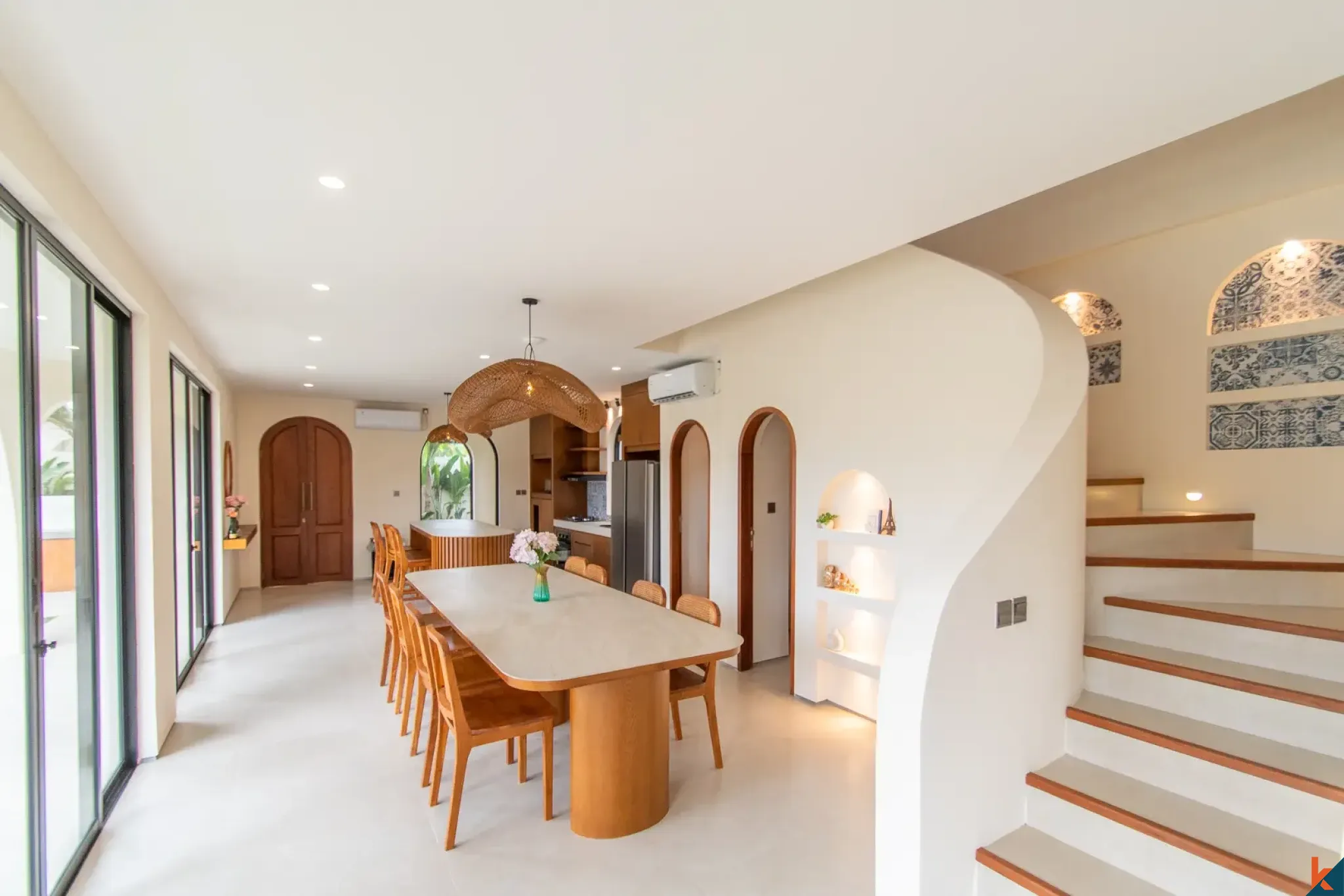 Villa neuve de quatre chambres en bail emphytéotique dans le quartier d'East Seminyak