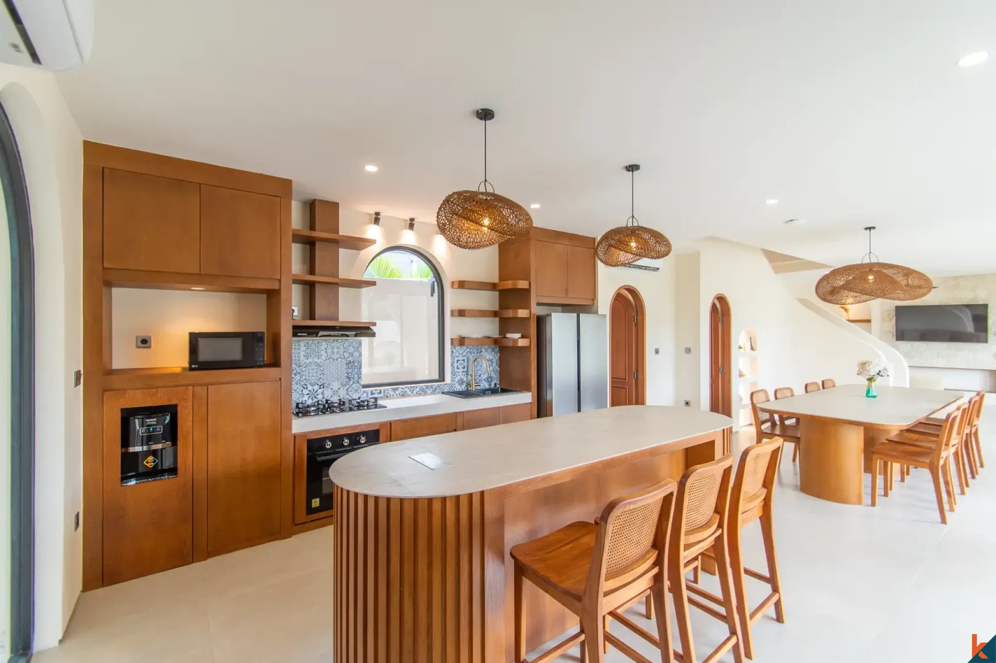 Villa neuve de quatre chambres en bail emphytéotique dans le quartier d'East Seminyak