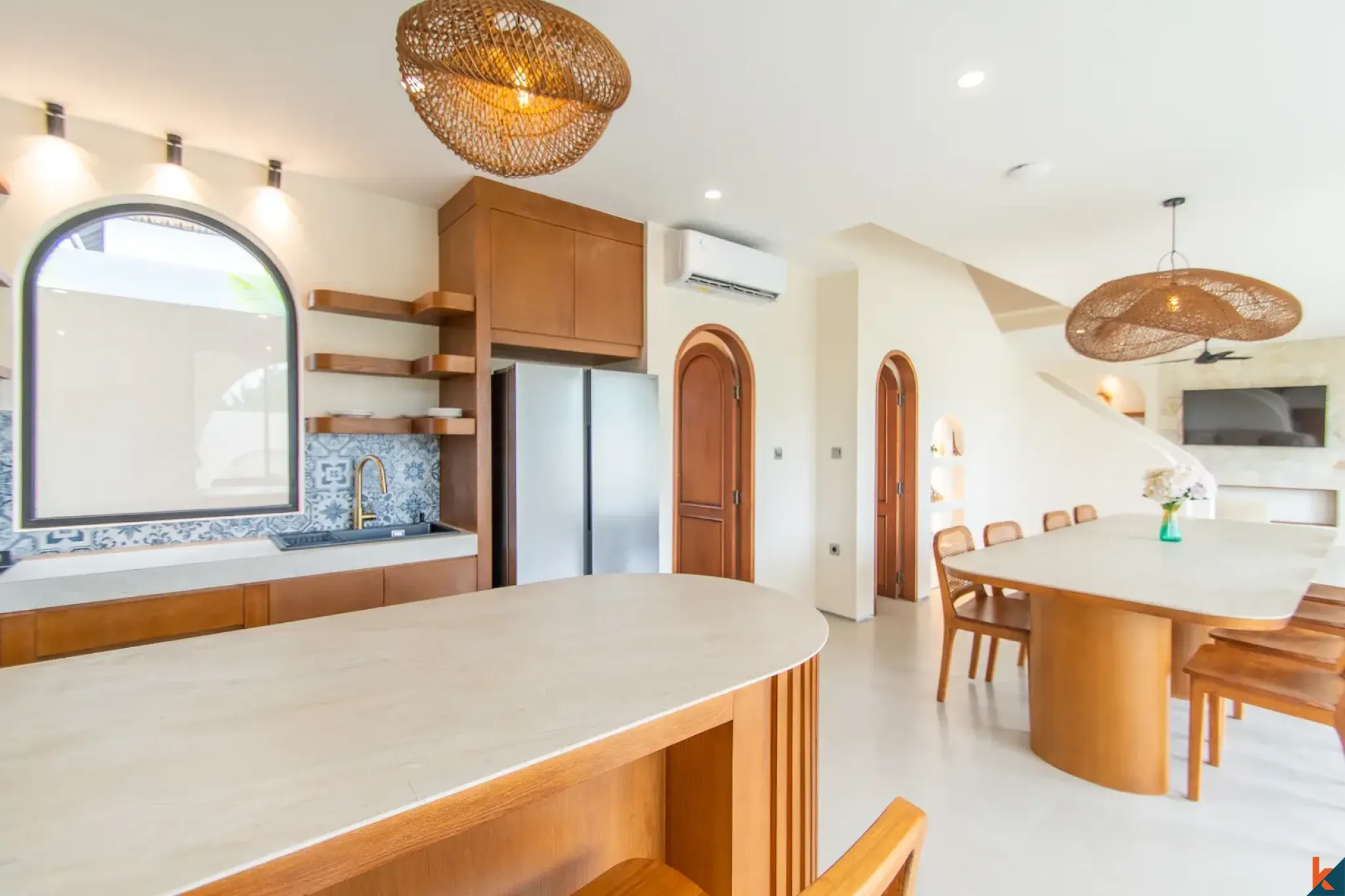 Villa neuve de quatre chambres en bail emphytéotique dans le quartier d'East Seminyak