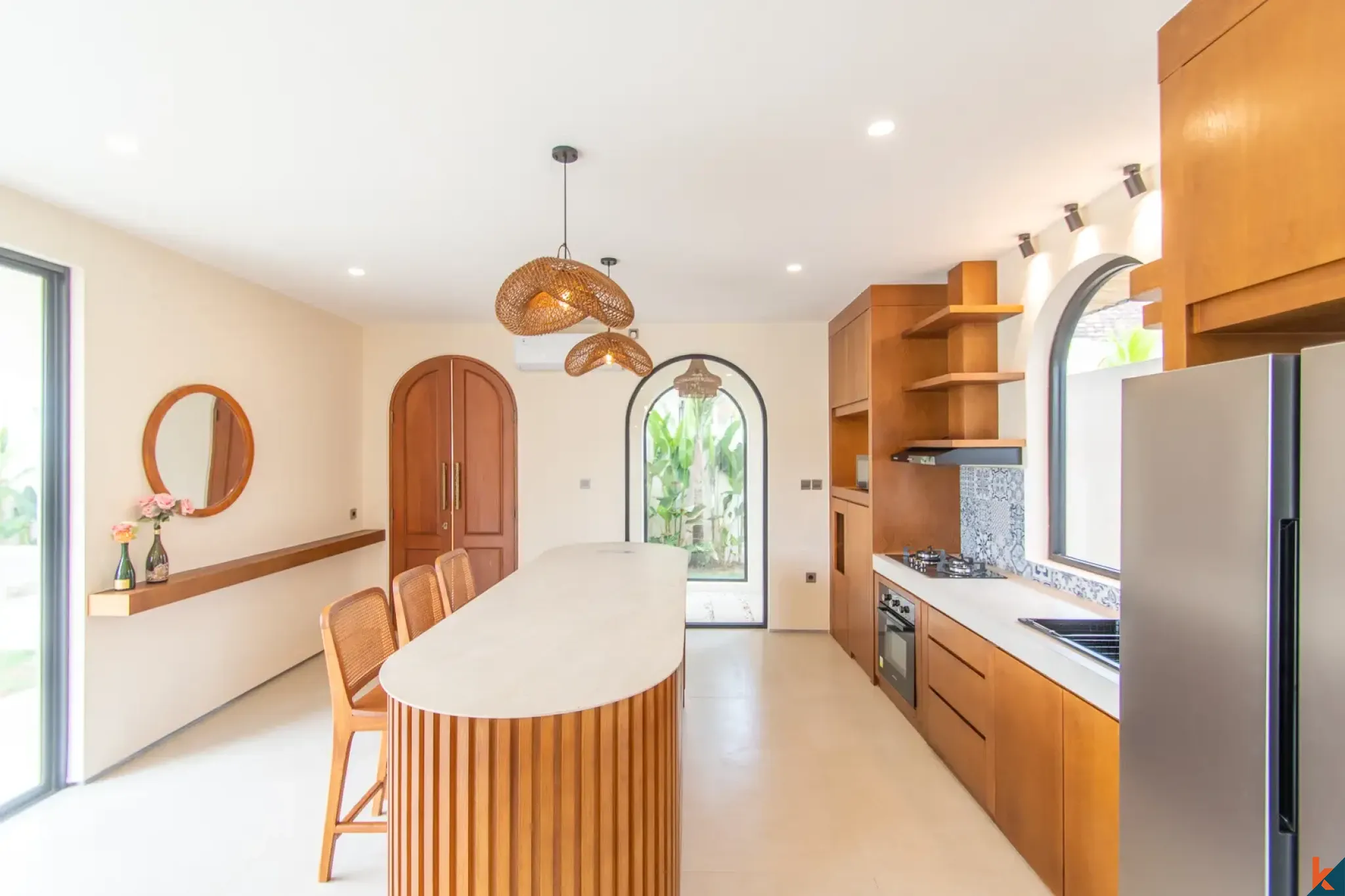 Villa neuve de quatre chambres en bail emphytéotique dans le quartier d'East Seminyak