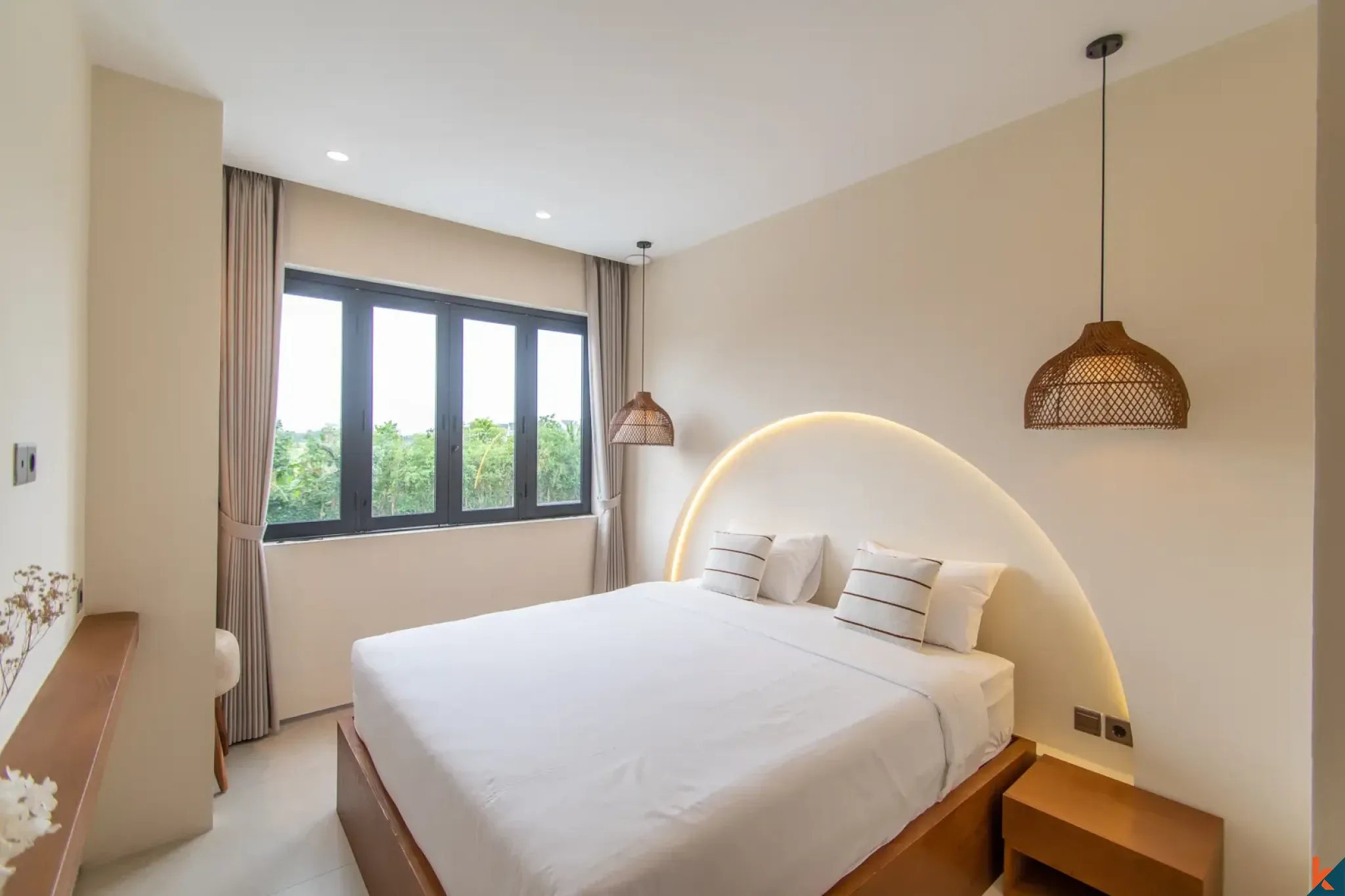 Villa neuve de quatre chambres en bail emphytéotique dans le quartier d'East Seminyak
