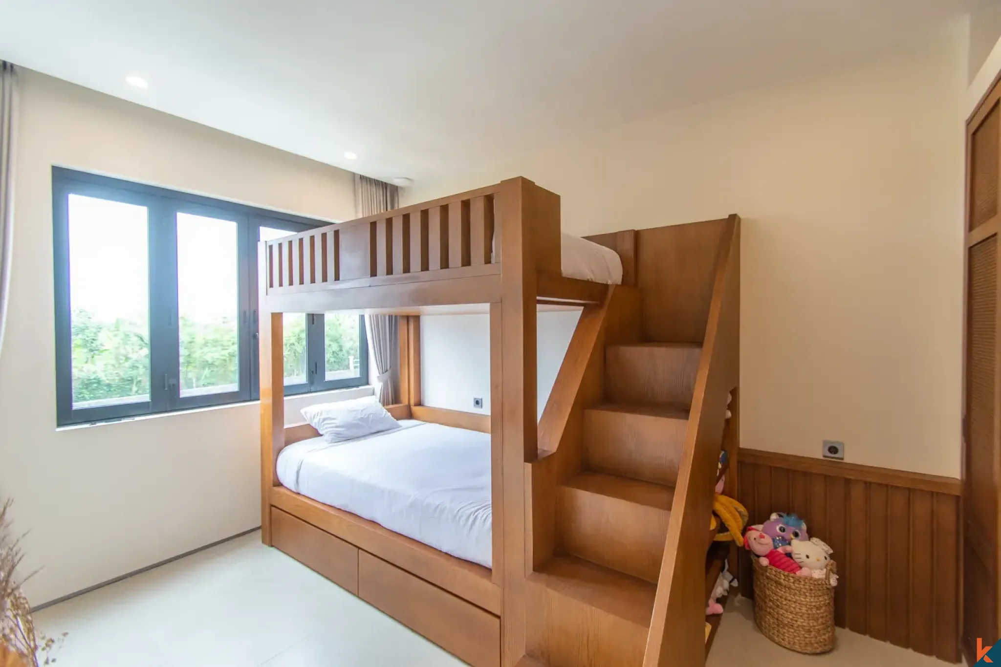Villa neuve de quatre chambres en bail emphytéotique dans le quartier d'East Seminyak