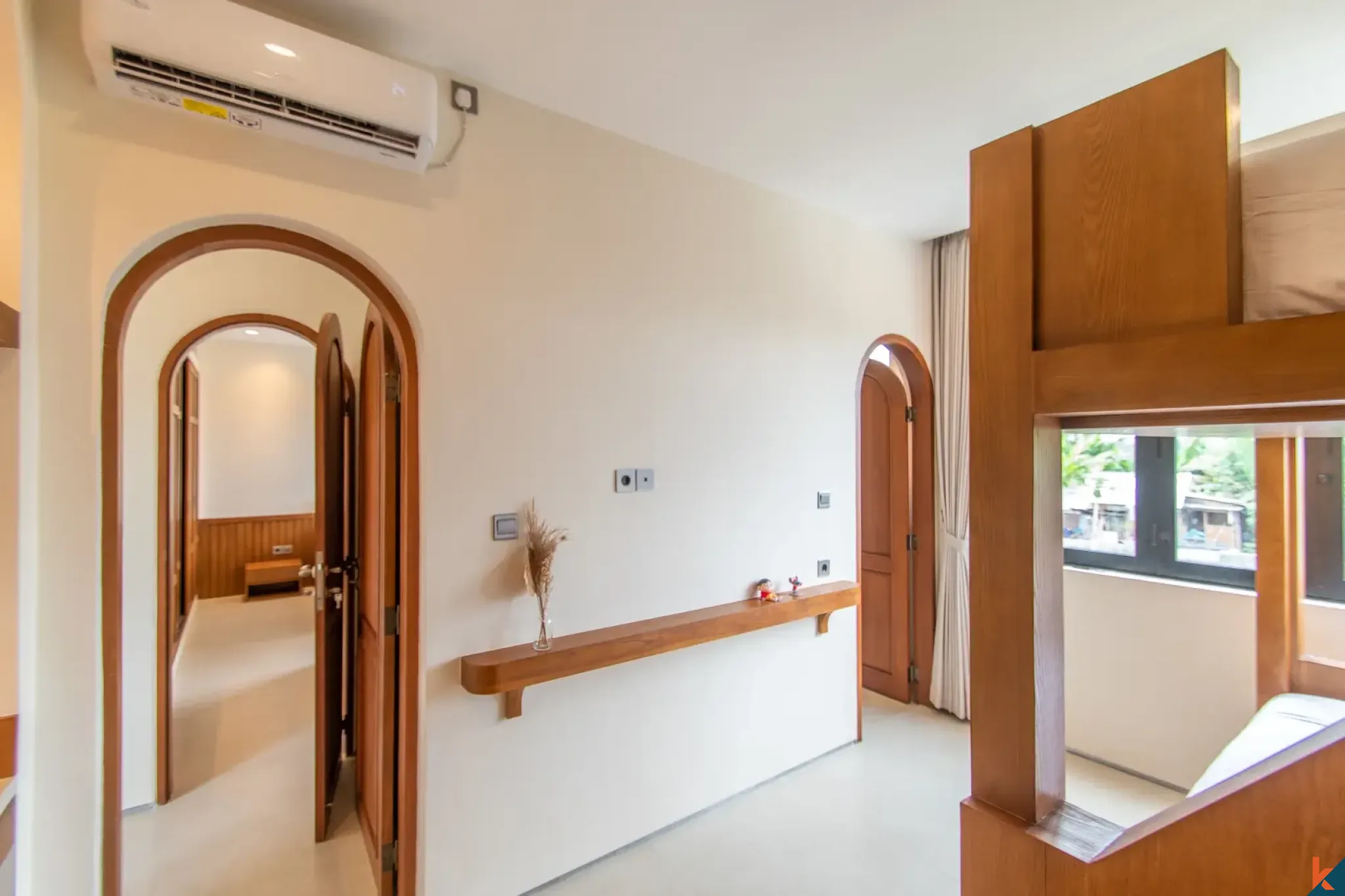 Villa neuve de quatre chambres en bail emphytéotique dans le quartier d'East Seminyak