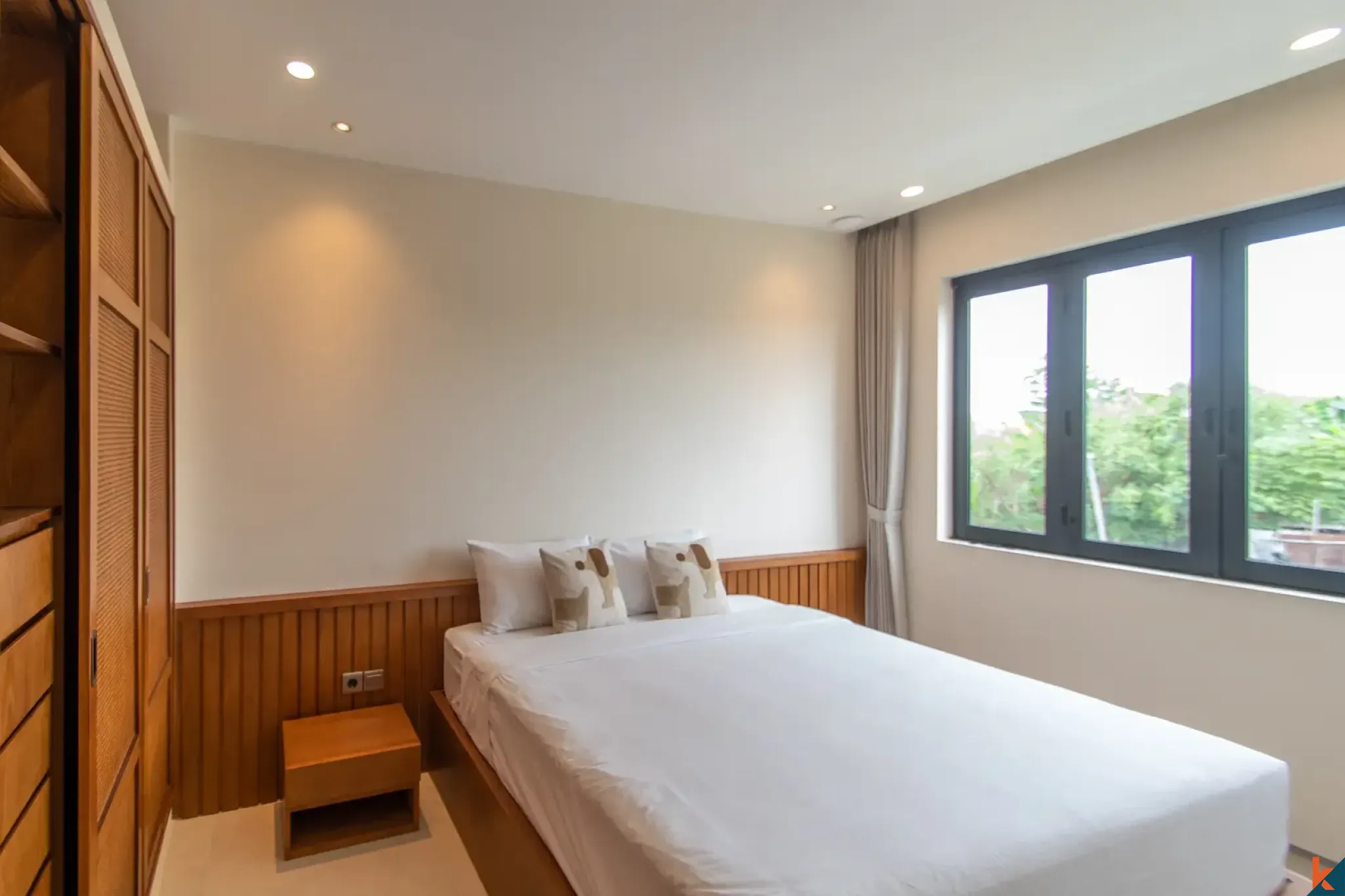 Villa neuve de quatre chambres en bail emphytéotique dans le quartier d'East Seminyak