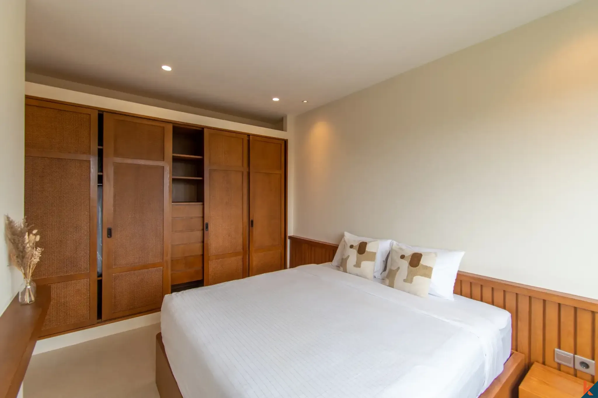 Villa neuve de quatre chambres en bail emphytéotique dans le quartier d'East Seminyak