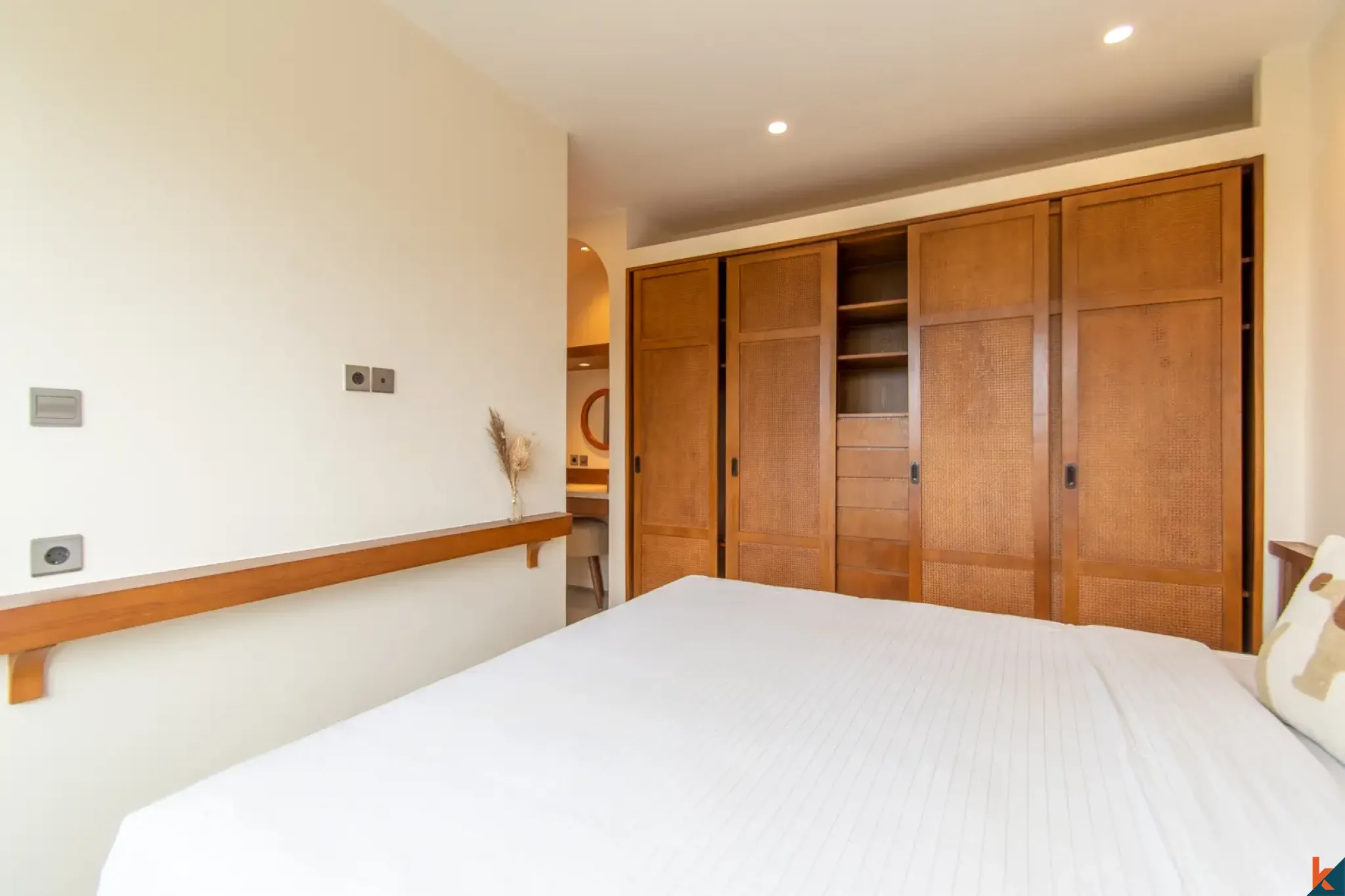 Villa neuve de quatre chambres en bail emphytéotique dans le quartier d'East Seminyak