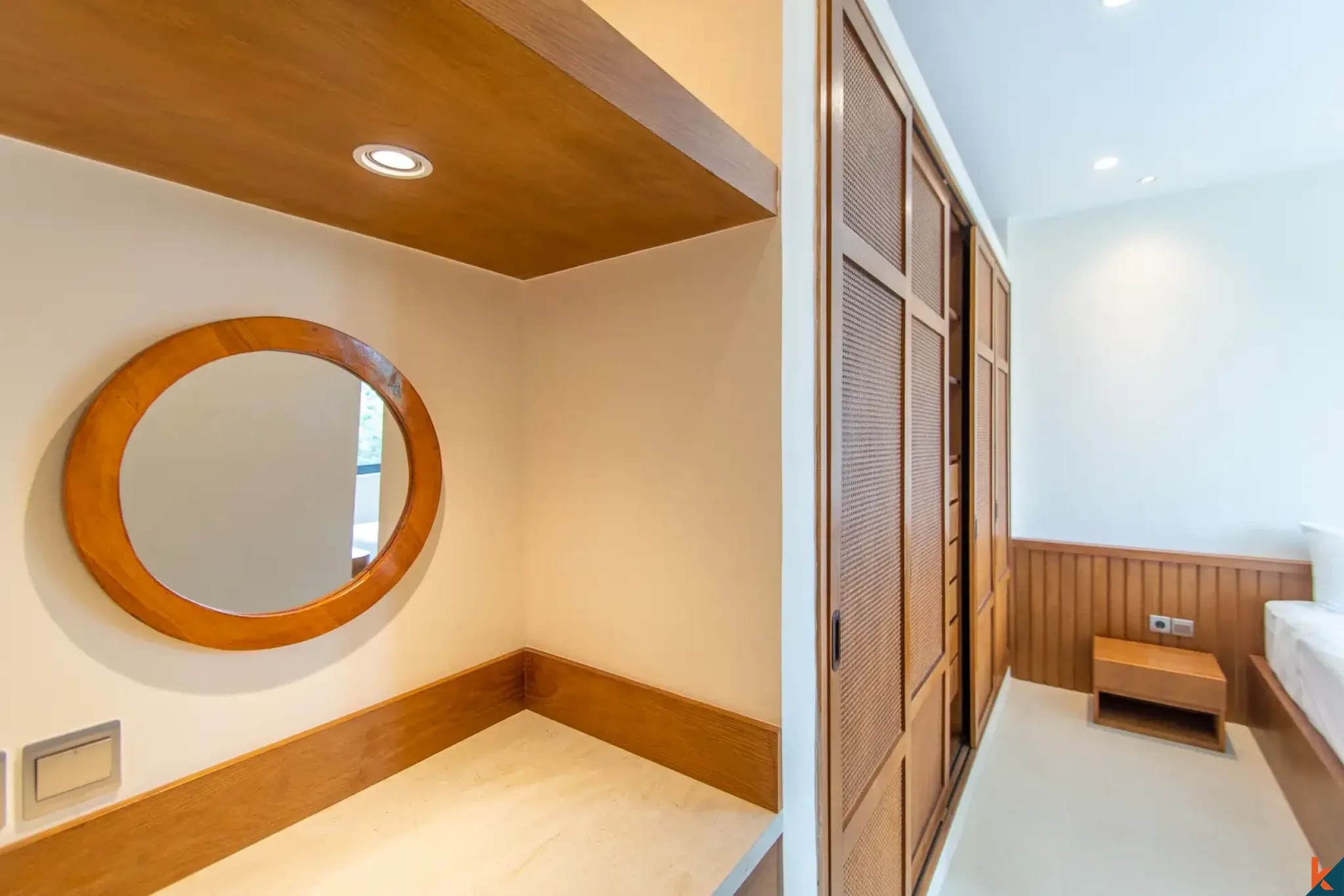 Villa neuve de quatre chambres en bail emphytéotique dans le quartier d'East Seminyak
