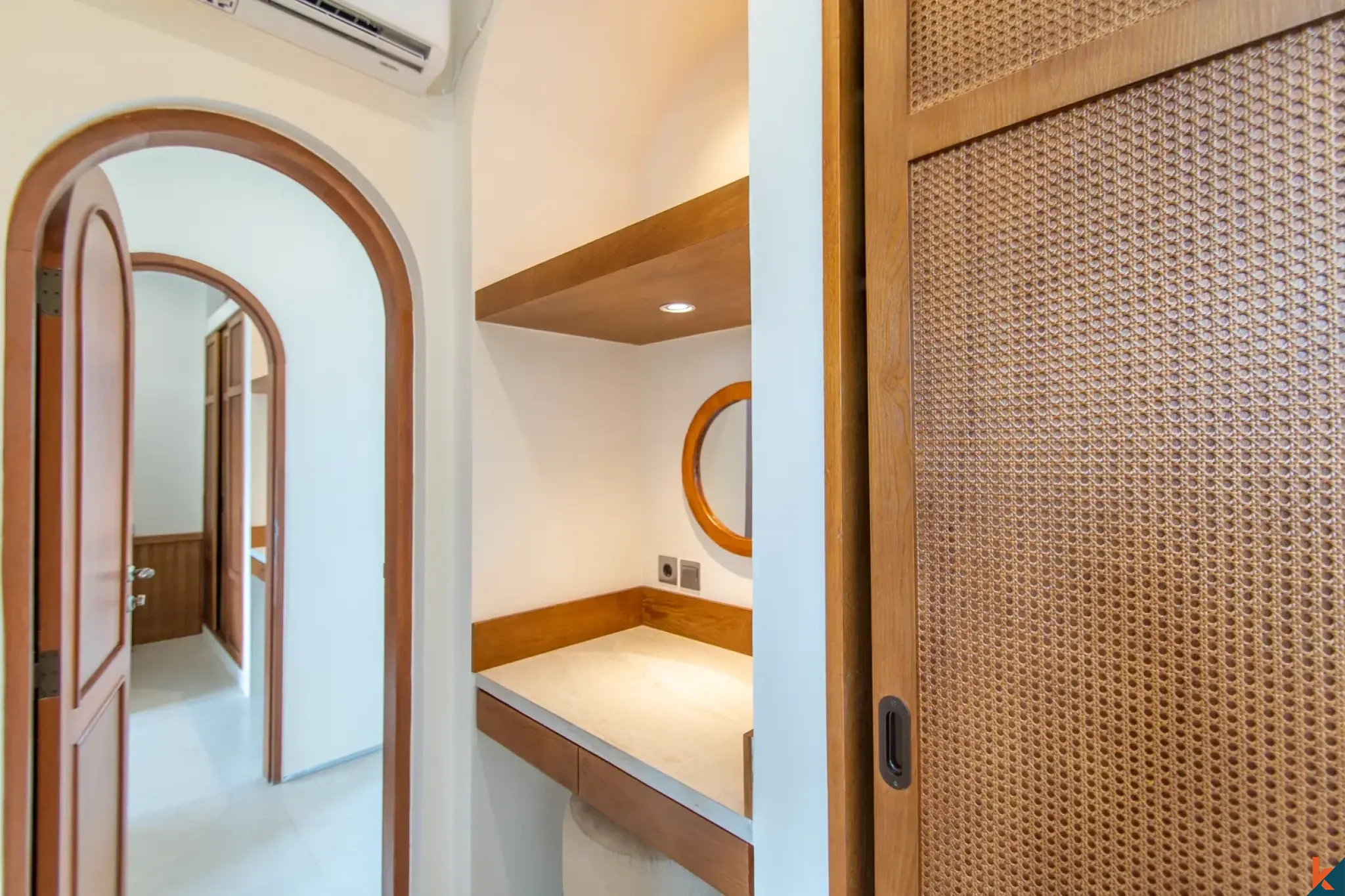 Villa neuve de quatre chambres en bail emphytéotique dans le quartier d'East Seminyak