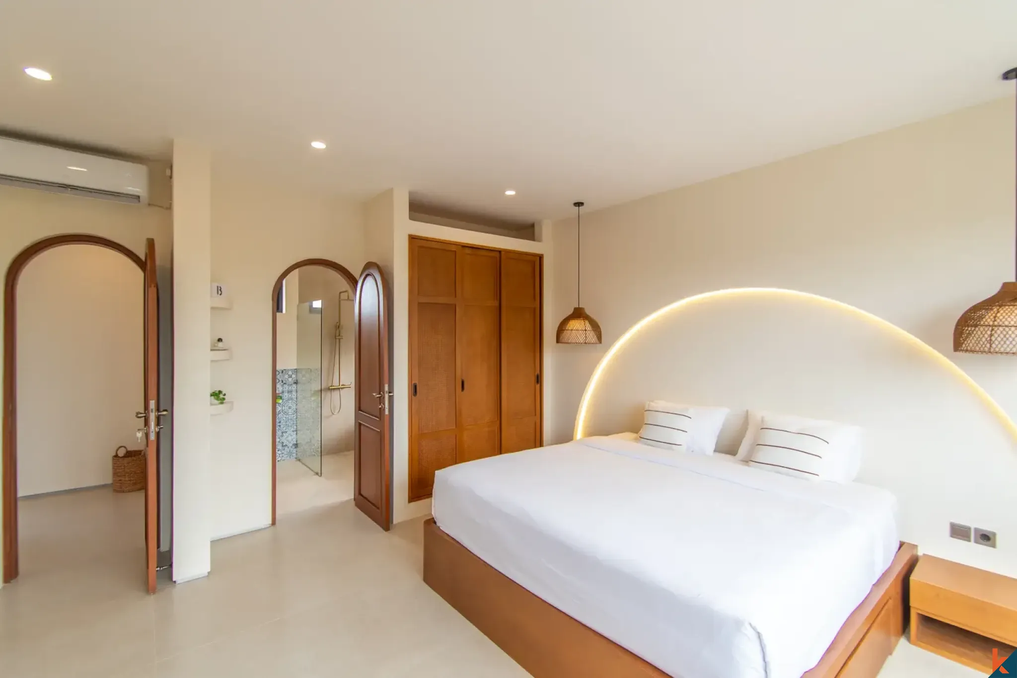 Villa neuve de quatre chambres en bail emphytéotique dans le quartier d'East Seminyak