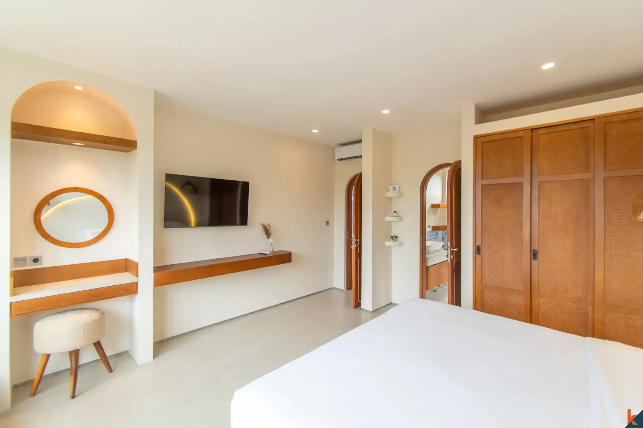 Villa neuve de quatre chambres en bail emphytéotique dans le quartier d'East Seminyak