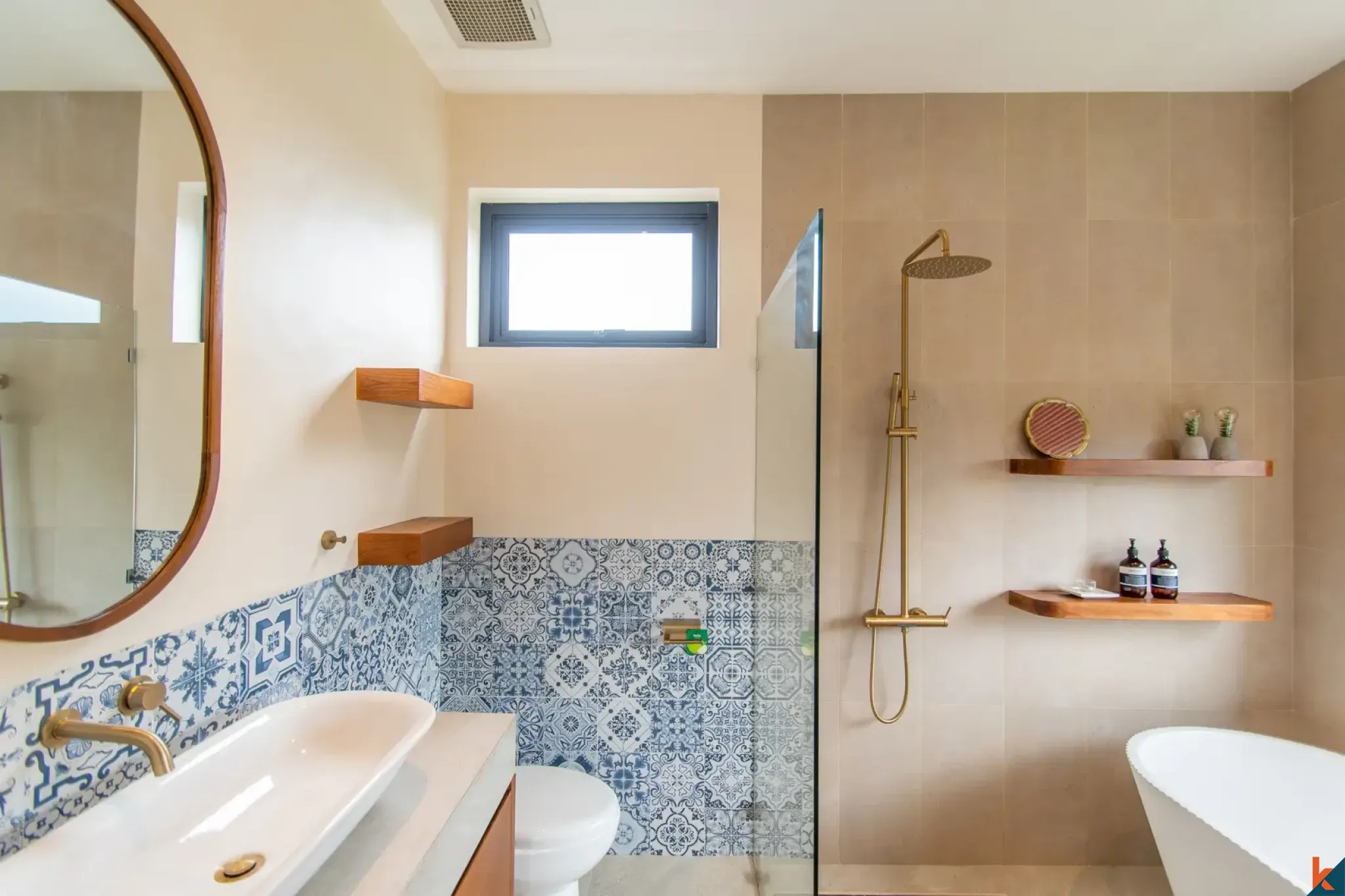 Villa neuve de quatre chambres en bail emphytéotique dans le quartier d'East Seminyak
