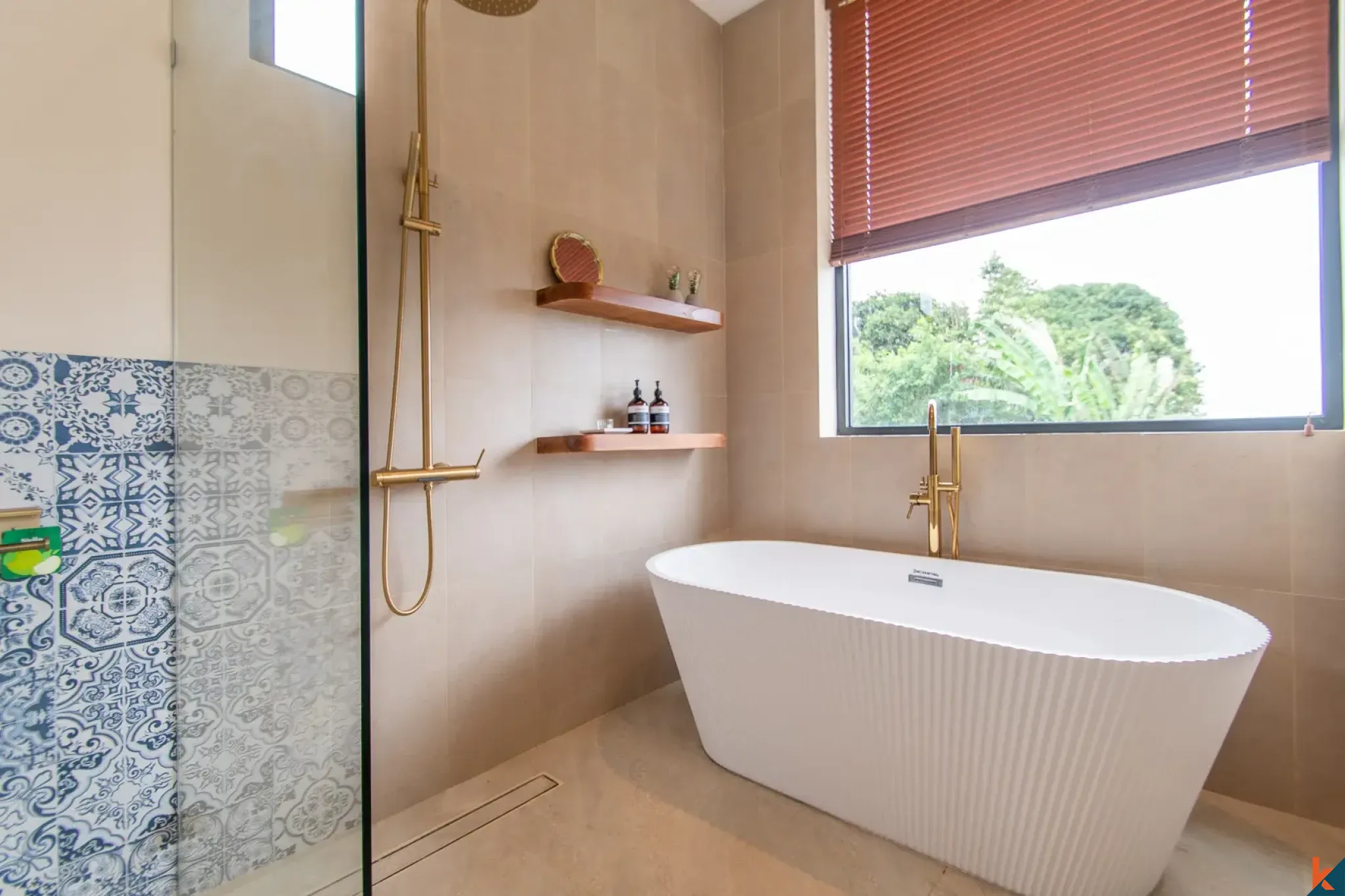 Villa neuve de quatre chambres en bail emphytéotique dans le quartier d'East Seminyak