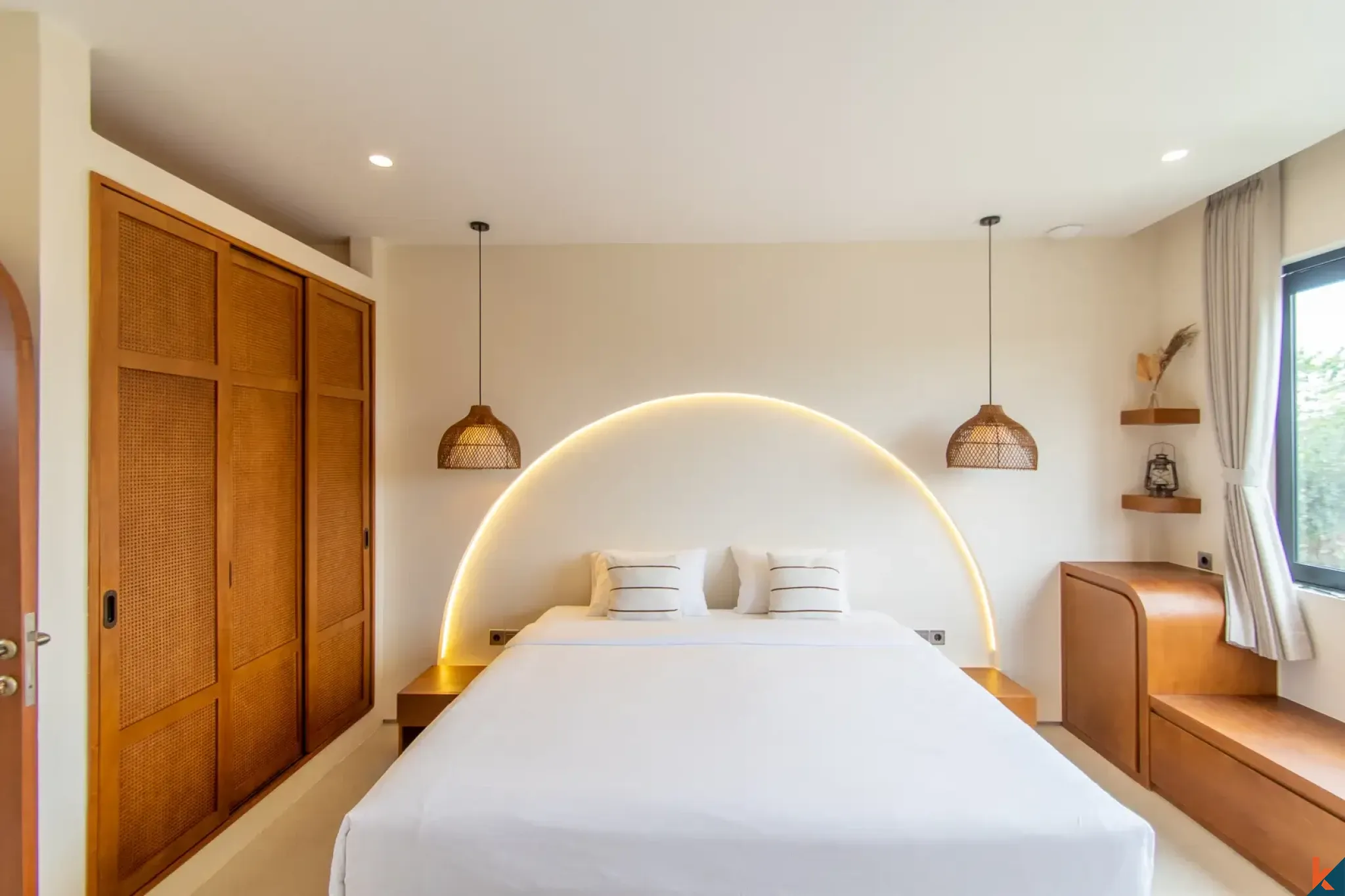 Villa neuve de quatre chambres en bail emphytéotique dans le quartier d'East Seminyak