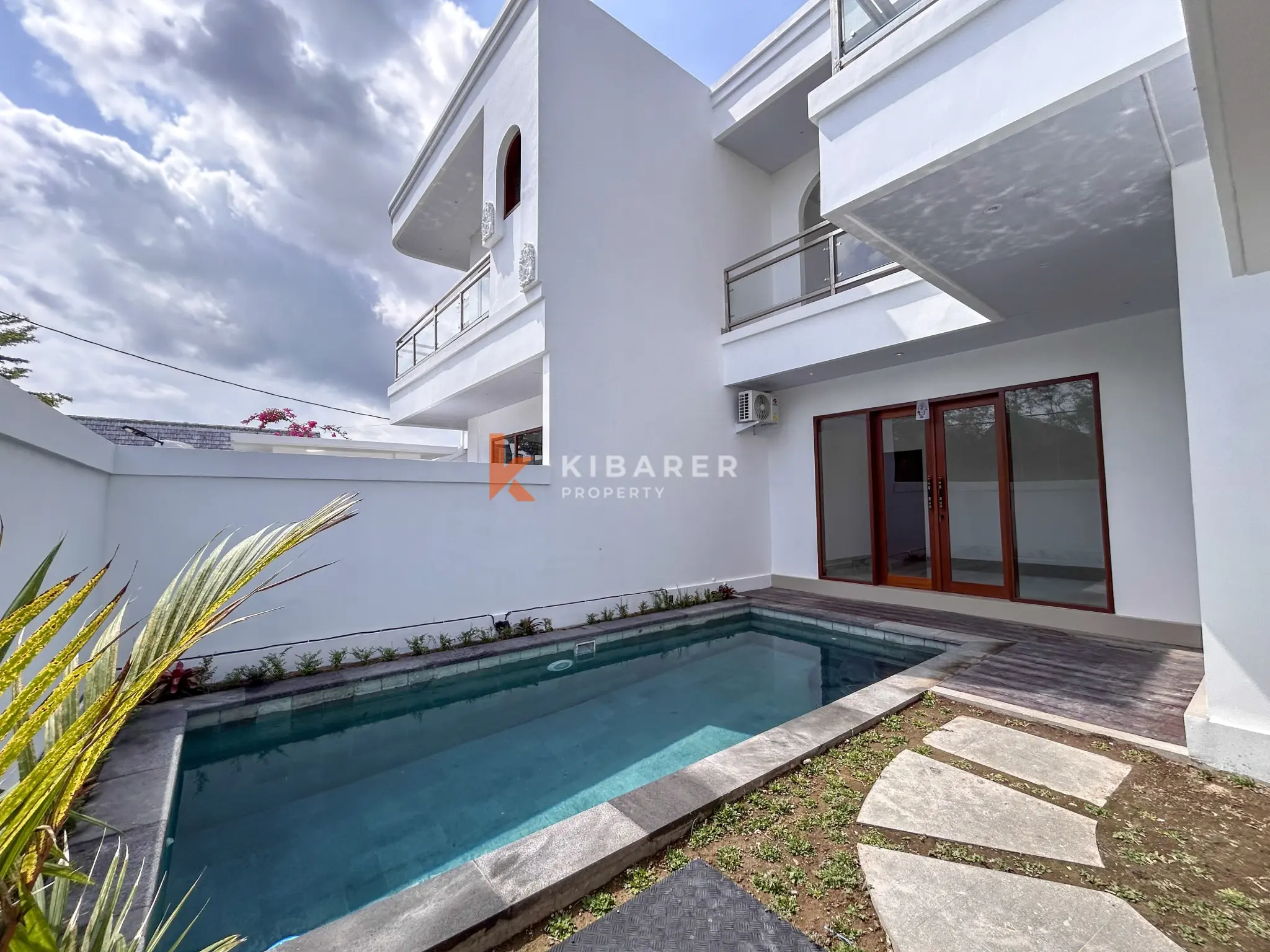 Villa Tiga Kamar Tidur Bergaya Tanpa Perabot di Umalas