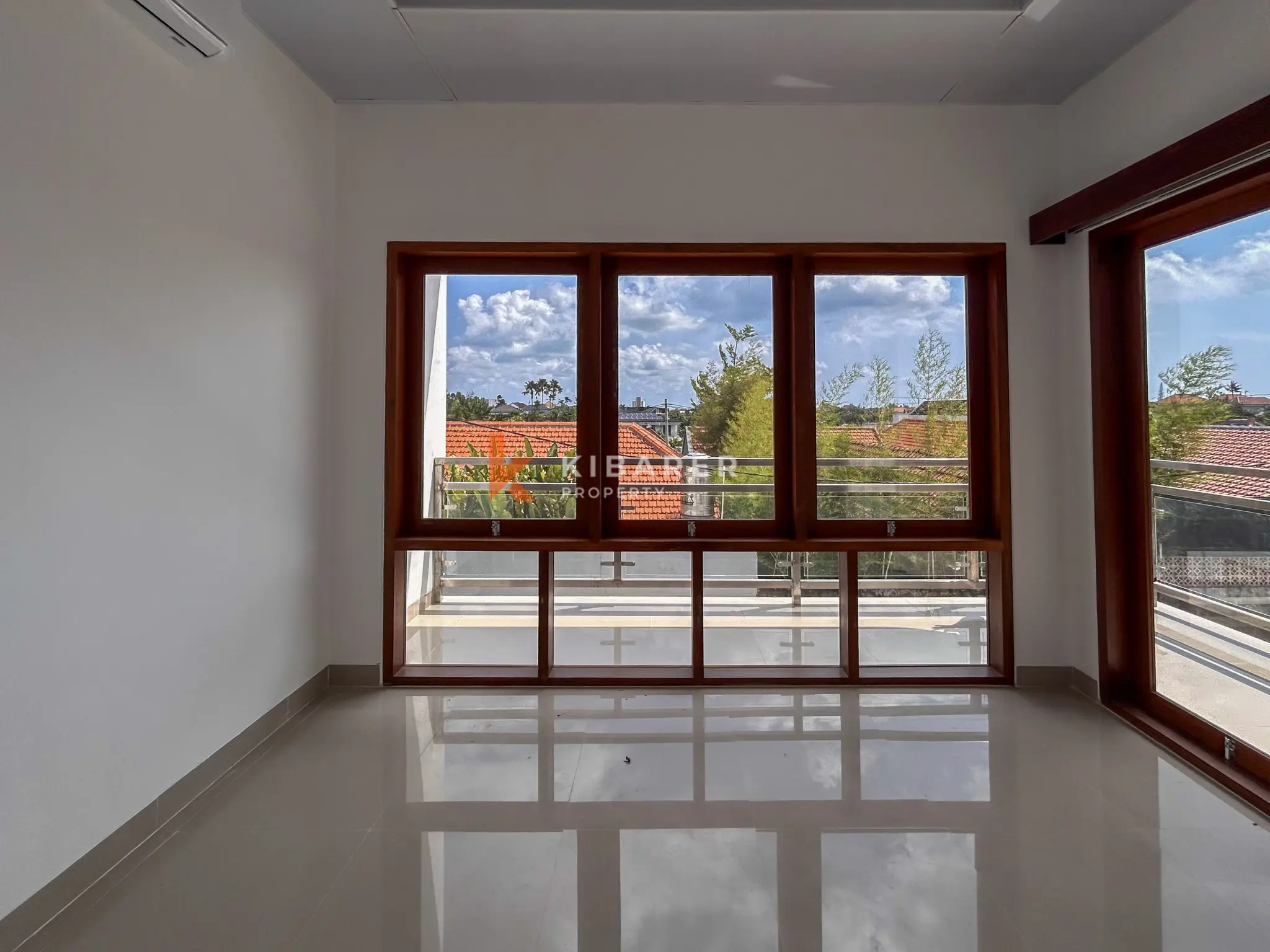 Villa Tiga Kamar Tidur Bergaya Tanpa Perabot di Umalas