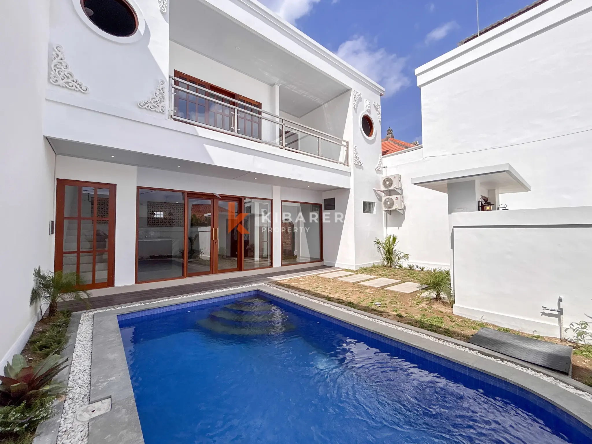 Villa Tiga Kamar Tidur Elegan Tanpa Perabot dengan Kolam Renang Pribadi di Umalas