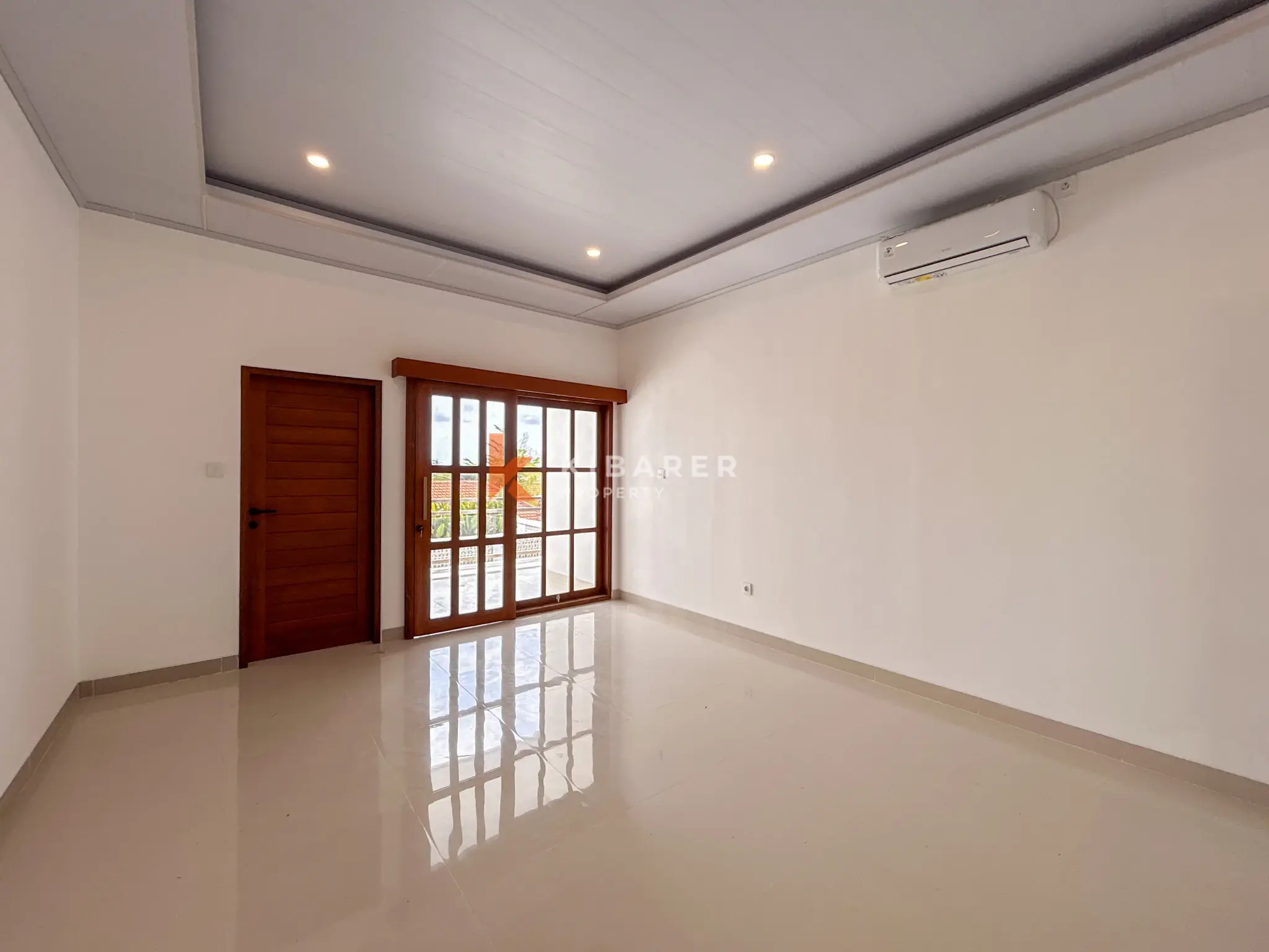 Villa Tiga Kamar Tidur Elegan Tanpa Perabot dengan Kolam Renang Pribadi di Umalas