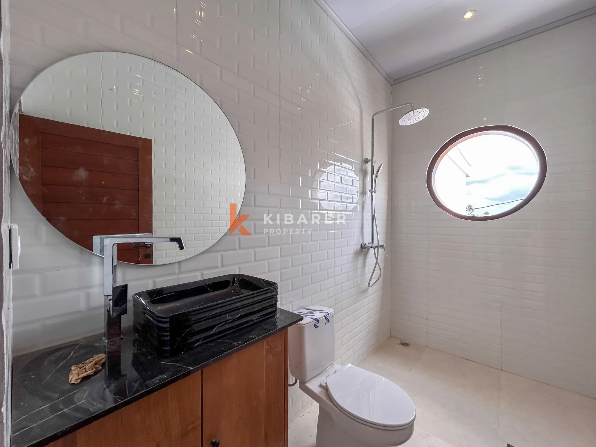 Villa Tiga Kamar Tidur Elegan Tanpa Perabot dengan Kolam Renang Pribadi di Umalas