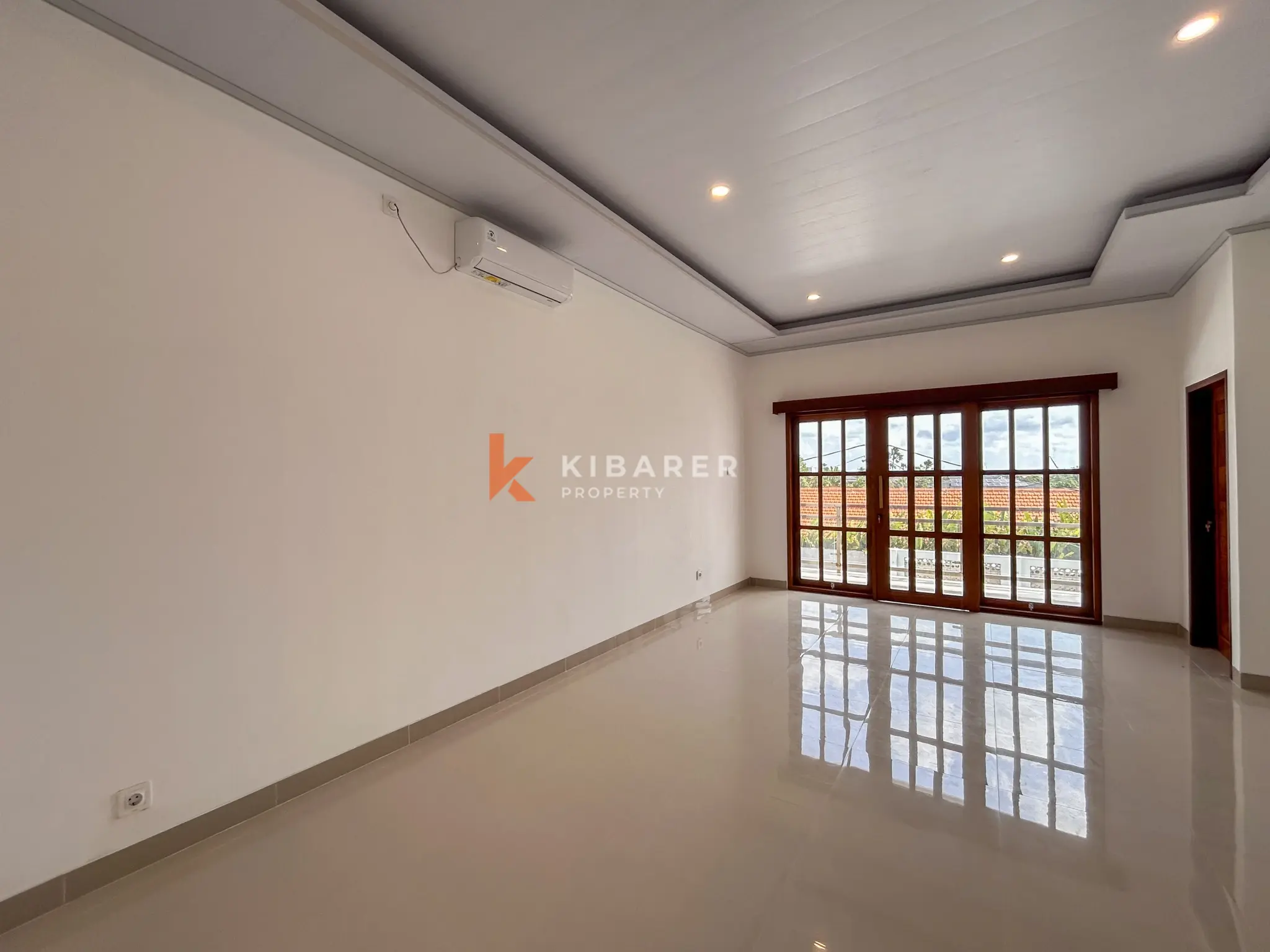Villa Tiga Kamar Tidur Elegan Tanpa Perabot dengan Kolam Renang Pribadi di Umalas